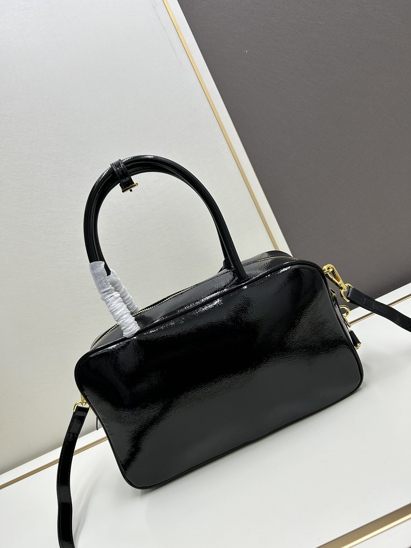 Fendi 全皮系 新款 +对版 五金 头层皱漆牛皮-绒面麂皮锁头包 采用全头层牛皮材质