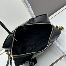 全皮系🎉PRADA 专柜 新款🎉【原单品质+对版专柜五金】 头层皱漆牛皮-绒面麂皮锁头包🎉这款手提包造型 全皮系🎉PRADA 专柜 新款🎉【原单品质+对版专柜五金】 头层皱漆牛皮-绒面麂皮锁头包🎉这款手提包造型
