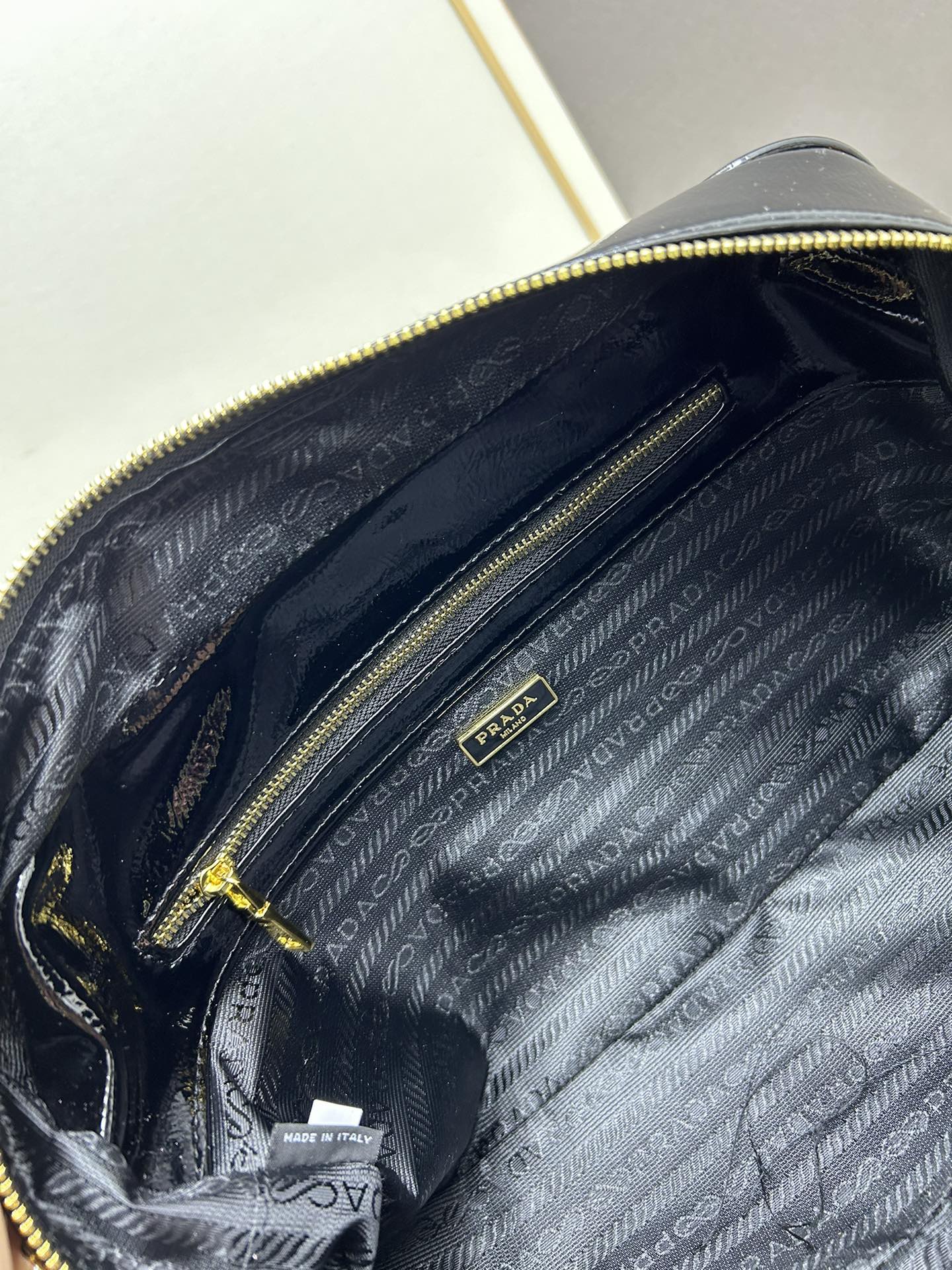 全皮系🎉PRADA 专柜 新款🎉【原单品质+对版专柜五金】 头层皱漆牛皮-绒面麂皮锁头包🎉这款手提包造型 全皮系🎉PRADA 专柜 新款🎉【原单品质+对版专柜五金】 头层皱漆牛皮-绒面麂皮锁头包🎉这款手提包造型