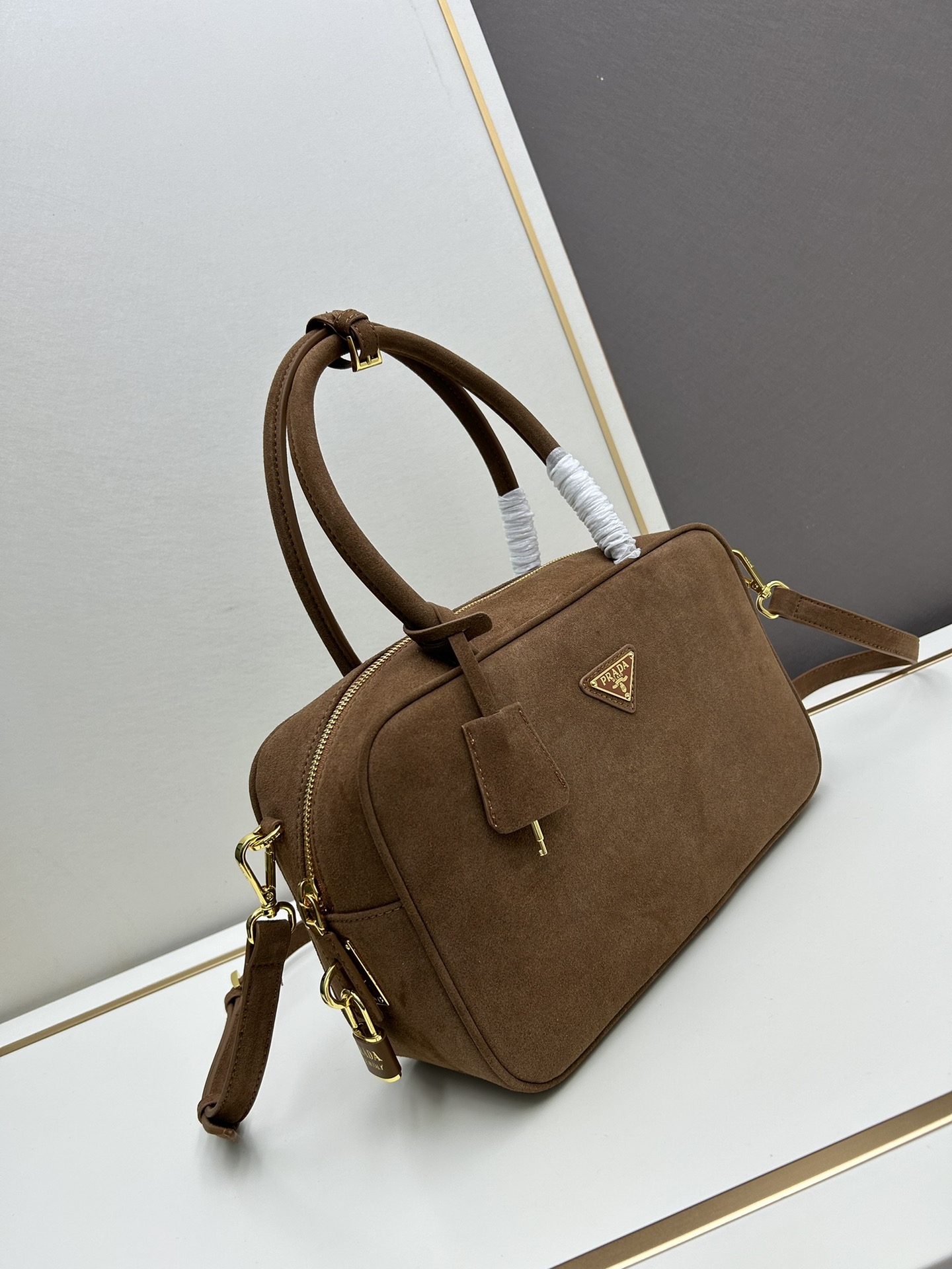 Fendi 全皮系 新款 +对版 五金 头层皱漆牛皮-绒面麂皮锁头包 采用全头层牛皮材质