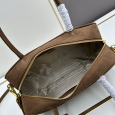 全皮系🎉PRADA 专柜 新款🎉【原单品质+对版专柜五金】 头层皱漆牛皮-绒面麂皮锁头包🎉这款手提包造型 全皮系🎉PRADA 专柜 新款🎉【原单品质+对版专柜五金】 头层皱漆牛皮-绒面麂皮锁头包🎉这款手提包造型