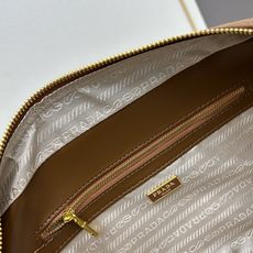 全皮系🎉PRADA 专柜 新款🎉【原单品质+对版专柜五金】 头层皱漆牛皮-绒面麂皮锁头包🎉这款手提包造型 全皮系🎉PRADA 专柜 新款🎉【原单品质+对版专柜五金】 头层皱漆牛皮-绒面麂皮锁头包🎉这款手提包造型