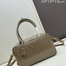 全皮系🎉PRADA 专柜 新款🎉【原单品质+对版专柜五金】 头层皱漆牛皮-绒面麂皮锁头包🎉这款手提包造型 全皮系🎉PRADA 专柜 新款🎉【原单品质+对版专柜五金】 头层皱漆牛皮-绒面麂皮锁头包🎉这款手提包造型