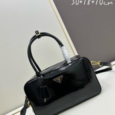 全皮系🎉PRADA 专柜 新款🎉【原单品质+对版专柜五金】 头层皱漆牛皮-绒面麂皮锁头包🎉这款手提包造型 全皮系🎉PRADA 专柜 新款🎉【原单品质+对版专柜五金】 头层皱漆牛皮-绒面麂皮锁头包🎉这款手提包造型