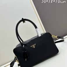 全皮系🎉PRADA 专柜 新款🎉【原单品质+对版专柜五金】 头层皱漆牛皮-绒面麂皮锁头包🎉这款手提包造型 全皮系🎉PRADA 专柜 新款🎉【原单品质+对版专柜五金】 头层皱漆牛皮-绒面麂皮锁头包🎉这款手提包造型