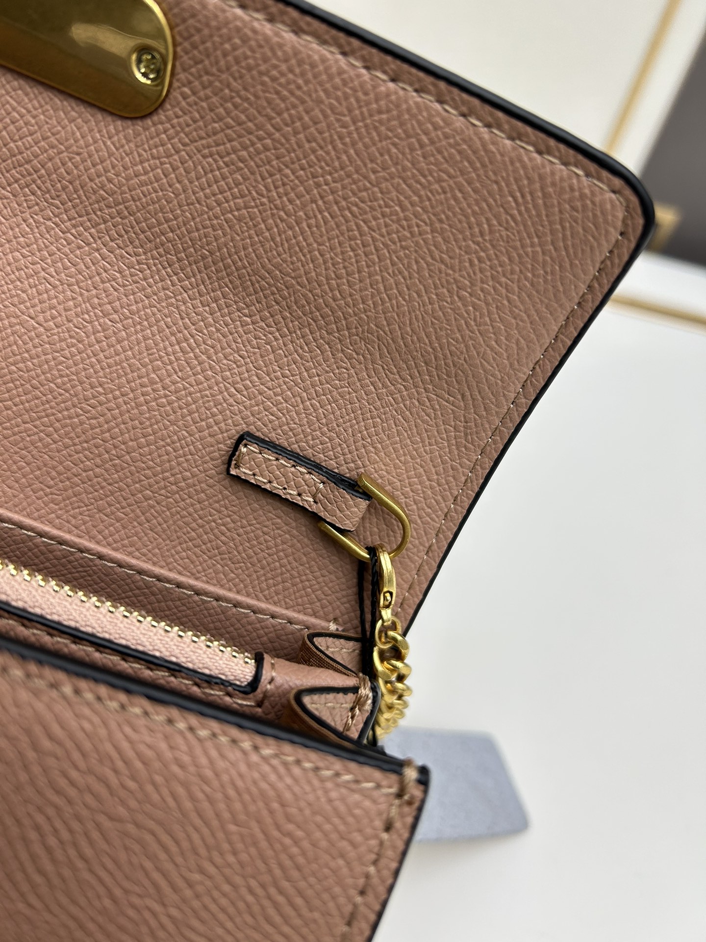 🆕新款小手包Valen**no新款手包，即可手拎也可肩背，多夹层内里设计，正面标志，翻盖饰磁铁扣，内设多