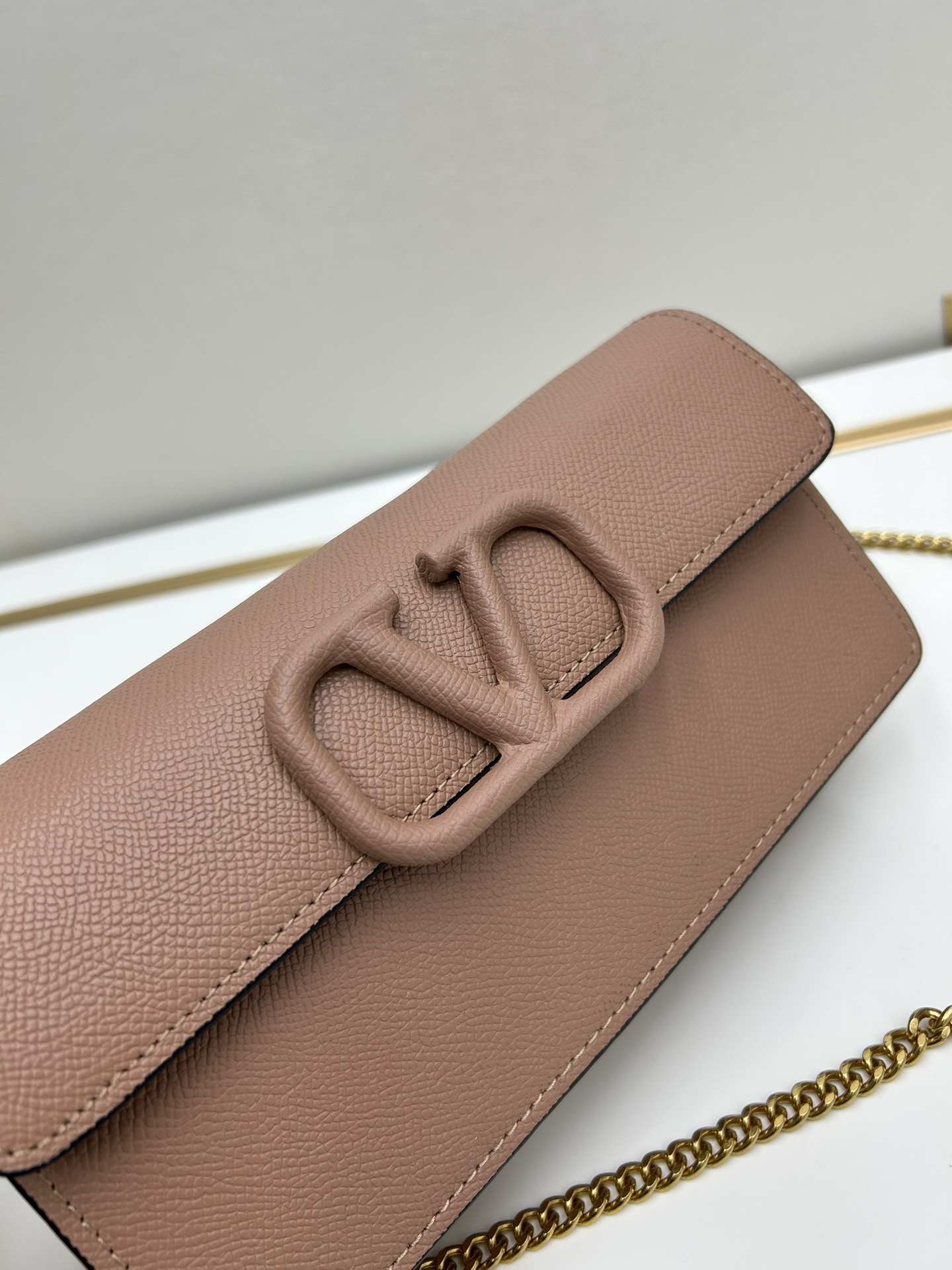 🆕新款小手包Valen**no新款手包，即可手拎也可肩背，多夹层内里设计，正面标志，翻盖饰磁铁扣，内设多