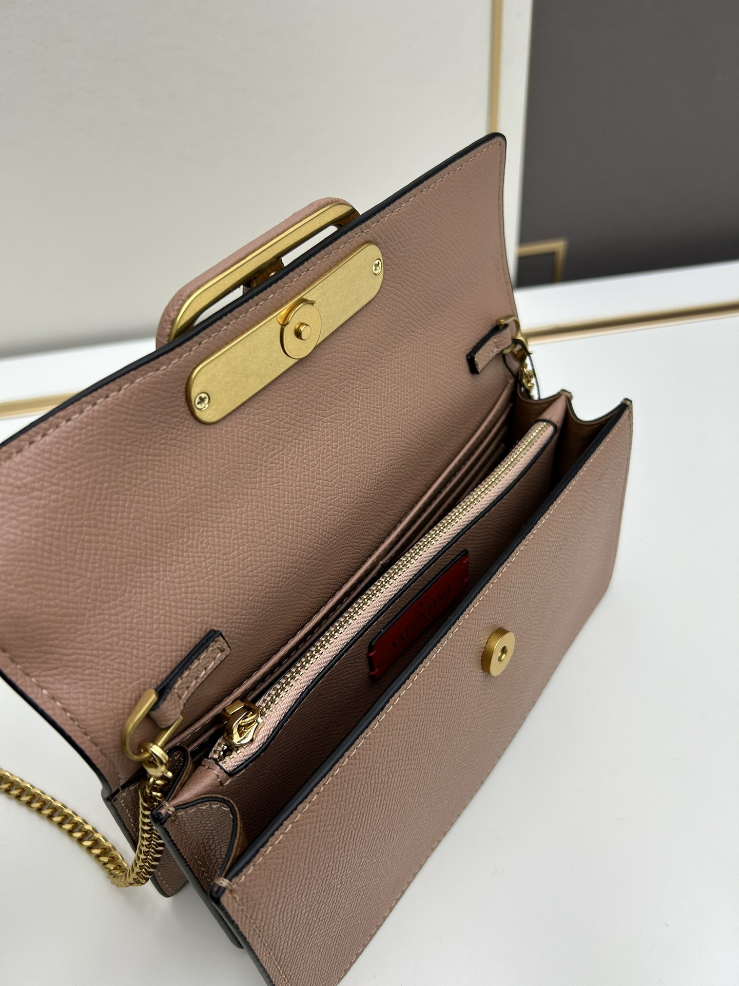 🆕新款小手包Valen**no新款手包，即可手拎也可肩背，多夹层内里设计，正面标志，翻盖饰磁铁扣，内设多