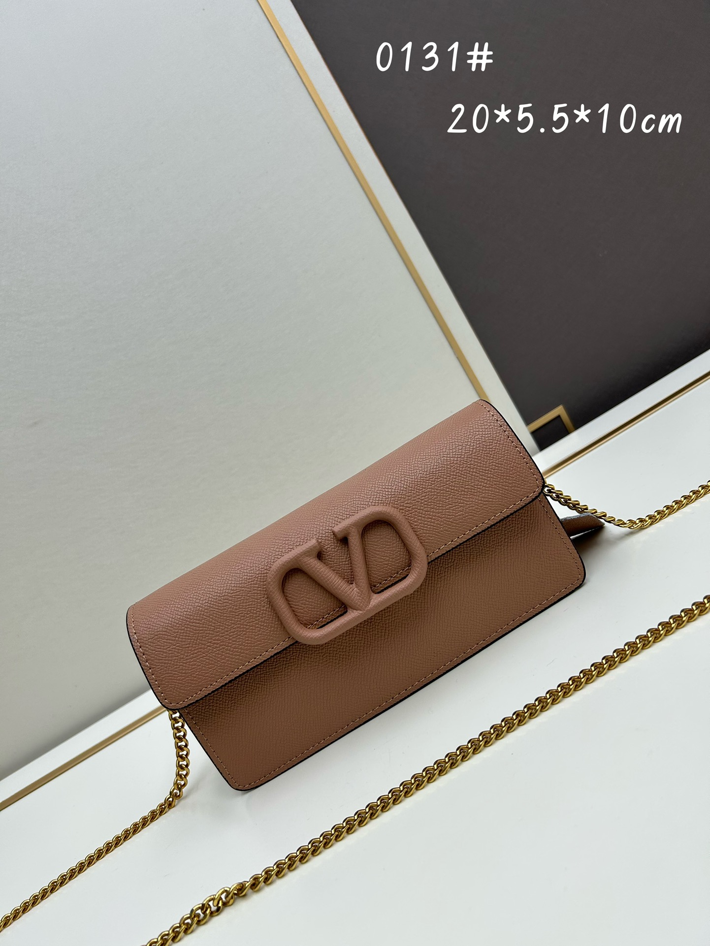 🆕新款小手包Valen**no新款手包，即可手拎也可肩背，多夹层内里设计，正面标志，翻盖饰磁铁扣，内设多