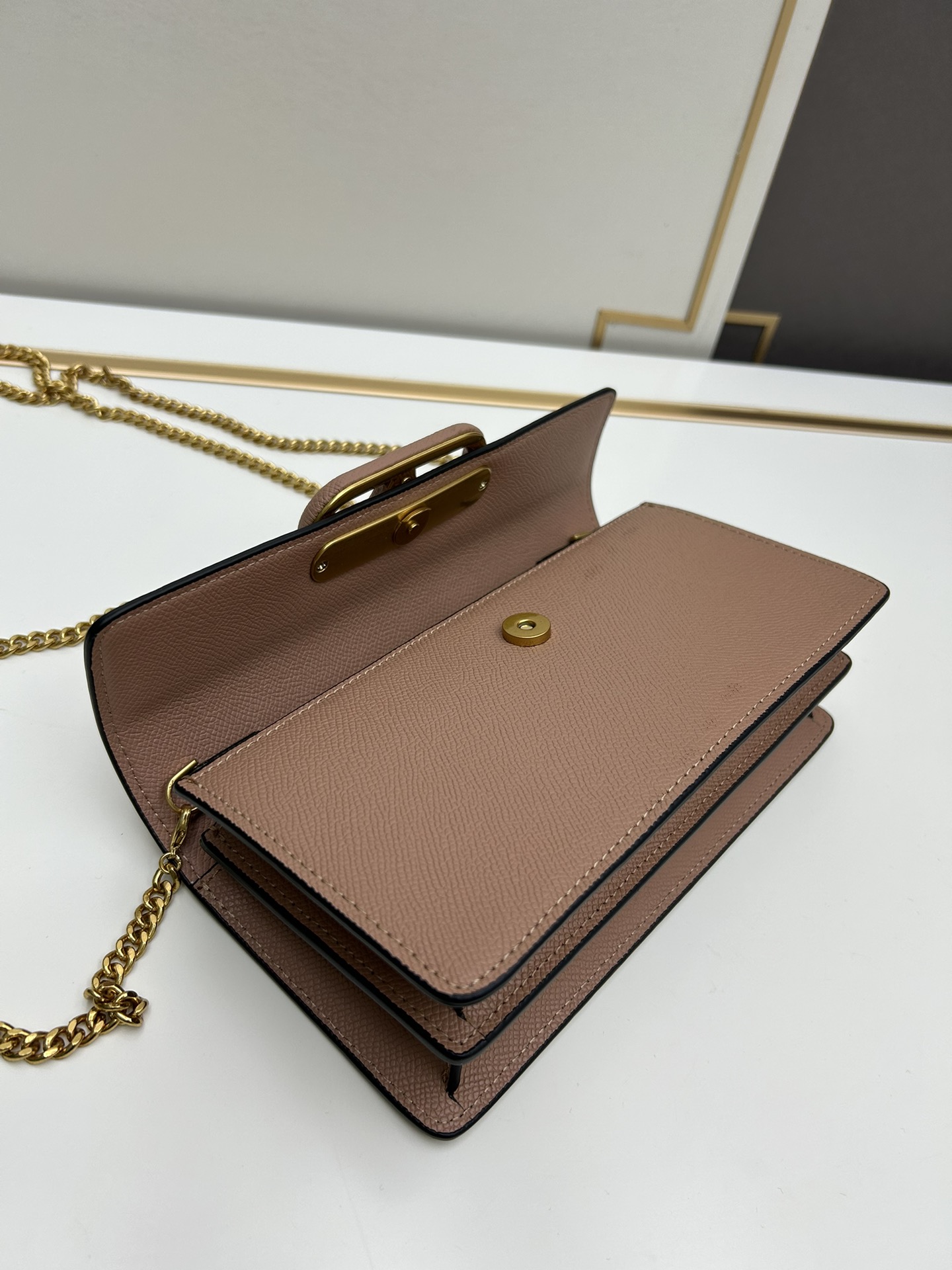 🆕新款小手包Valen**no新款手包，即可手拎也可肩背，多夹层内里设计，正面标志，翻盖饰磁铁扣，内设多