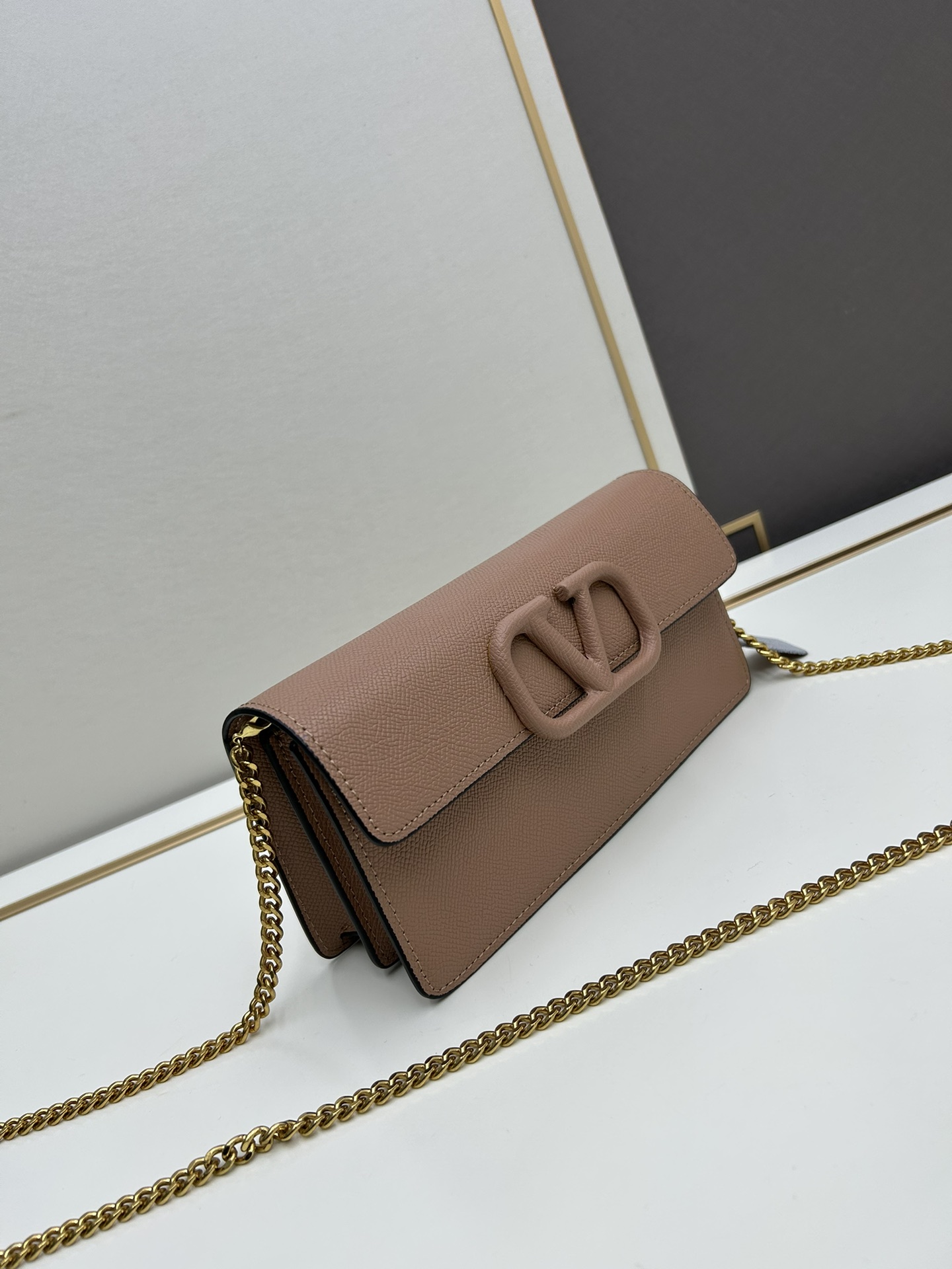 🆕新款小手包Valen**no新款手包，即可手拎也可肩背，多夹层内里设计，正面标志，翻盖饰磁铁扣，内设多