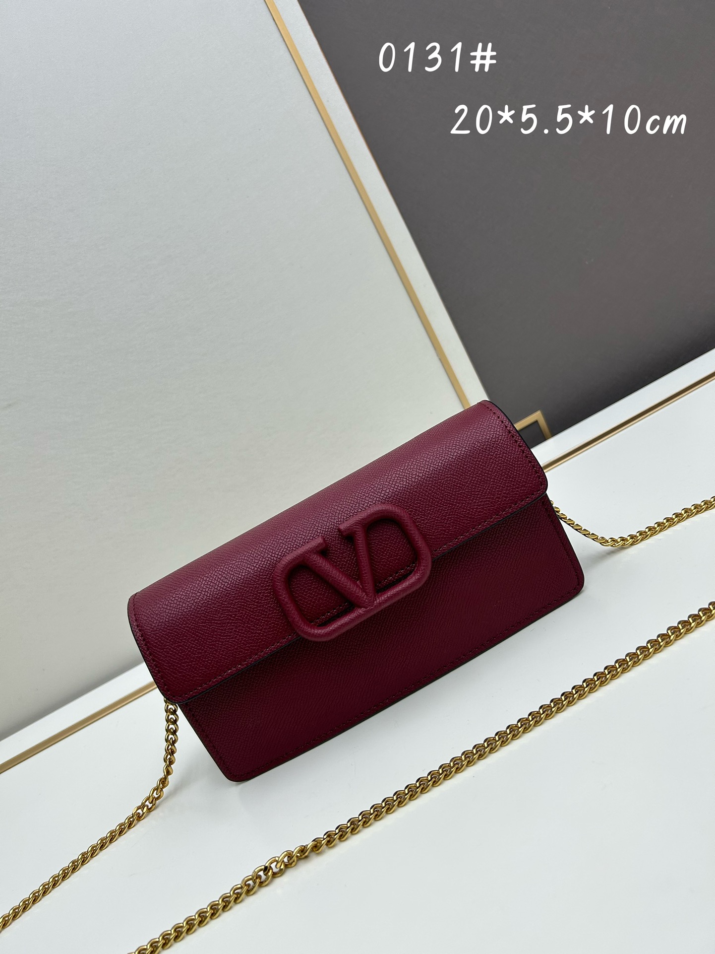 🆕新款小手包Valen**no新款手包，即可手拎也可肩背，多夹层内里设计，正面标志，翻盖饰磁铁扣，内设多