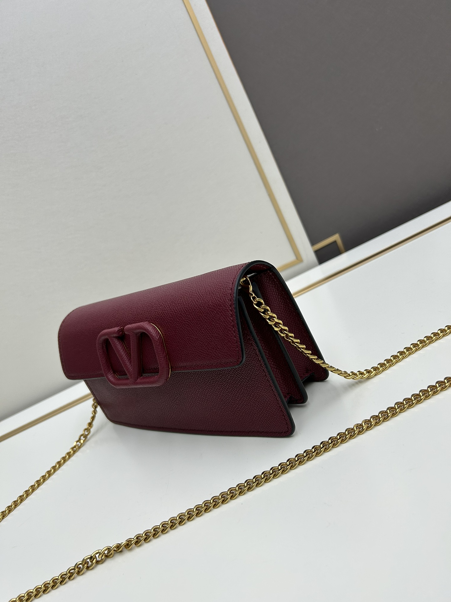 🆕新款小手包Valen**no新款手包，即可手拎也可肩背，多夹层内里设计，正面标志，翻盖饰磁铁扣，内设多