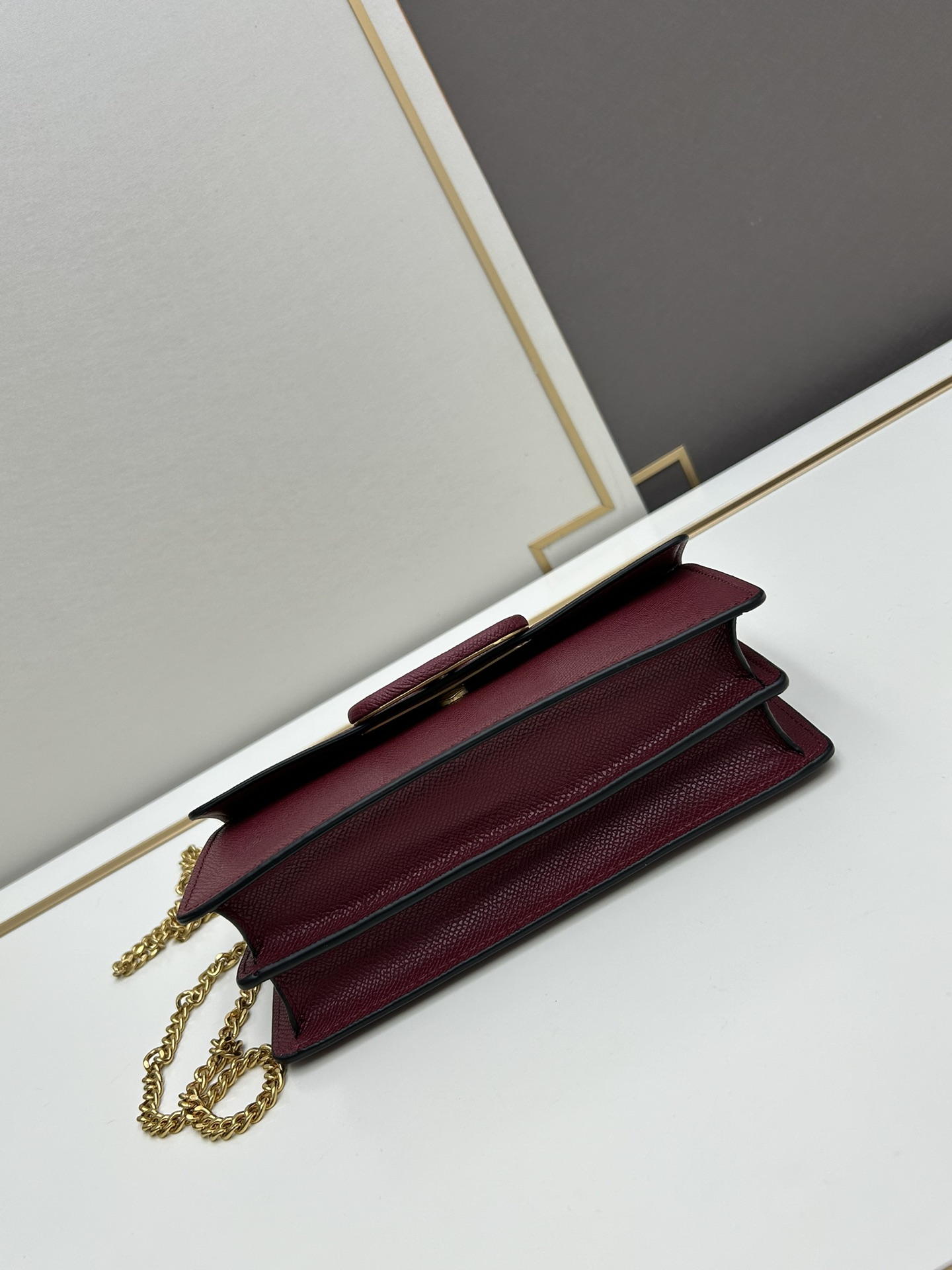 🆕新款小手包Valen**no新款手包，即可手拎也可肩背，多夹层内里设计，正面标志，翻盖饰磁铁扣，内设多