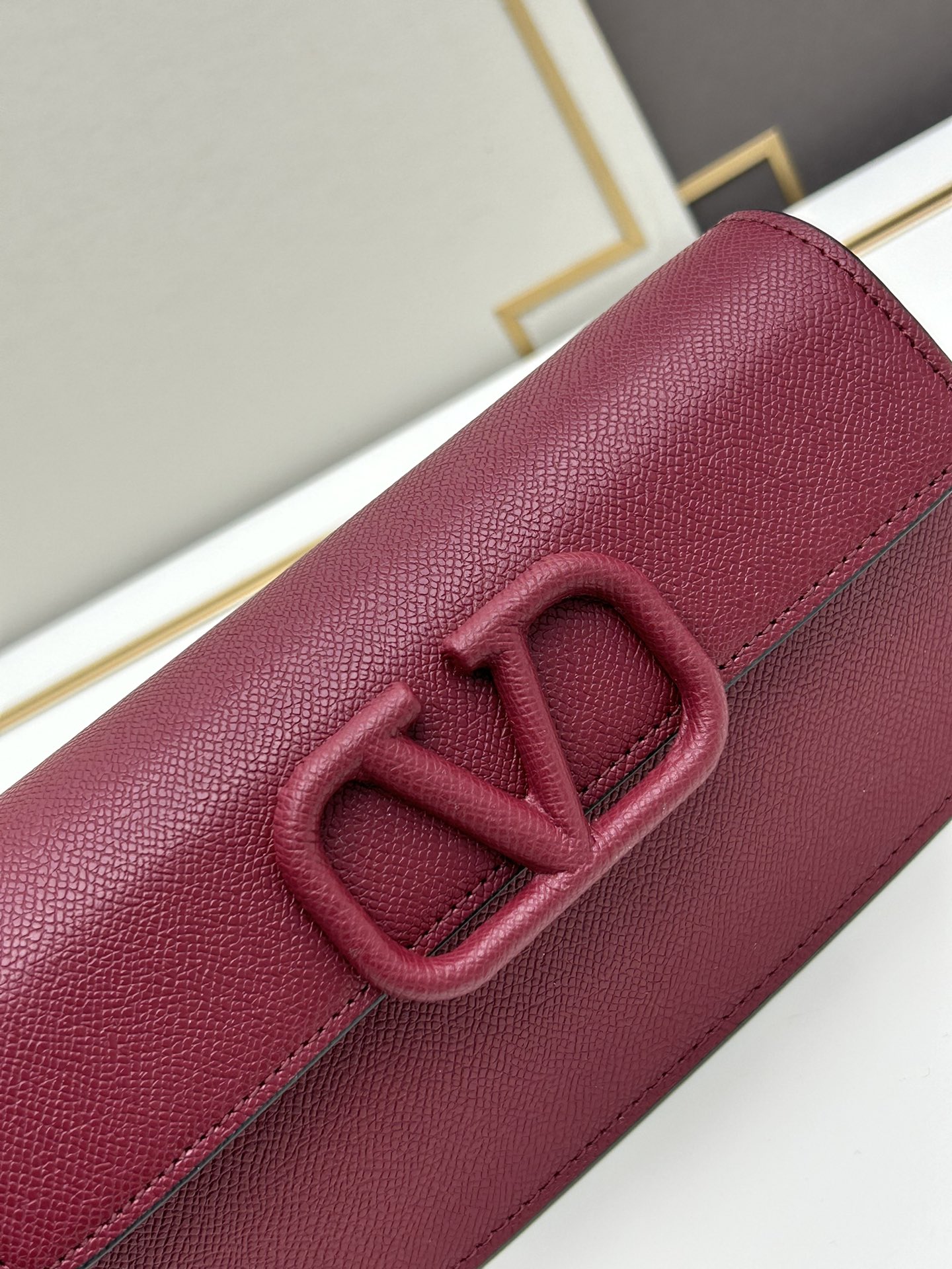 🆕新款小手包Valen**no新款手包，即可手拎也可肩背，多夹层内里设计，正面标志，翻盖饰磁铁扣，内设多