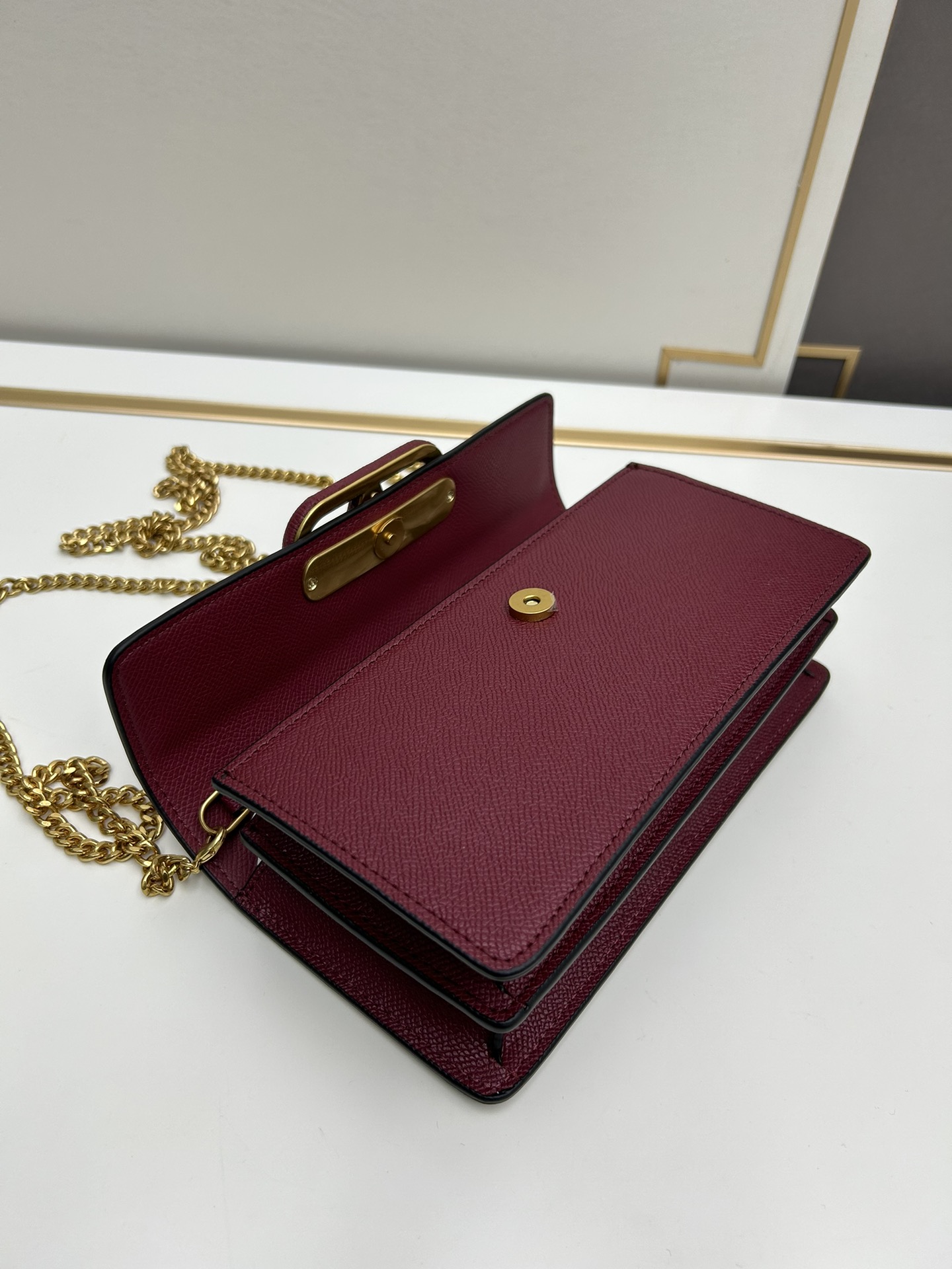 🆕新款小手包Valen**no新款手包，即可手拎也可肩背，多夹层内里设计，正面标志，翻盖饰磁铁扣，内设多