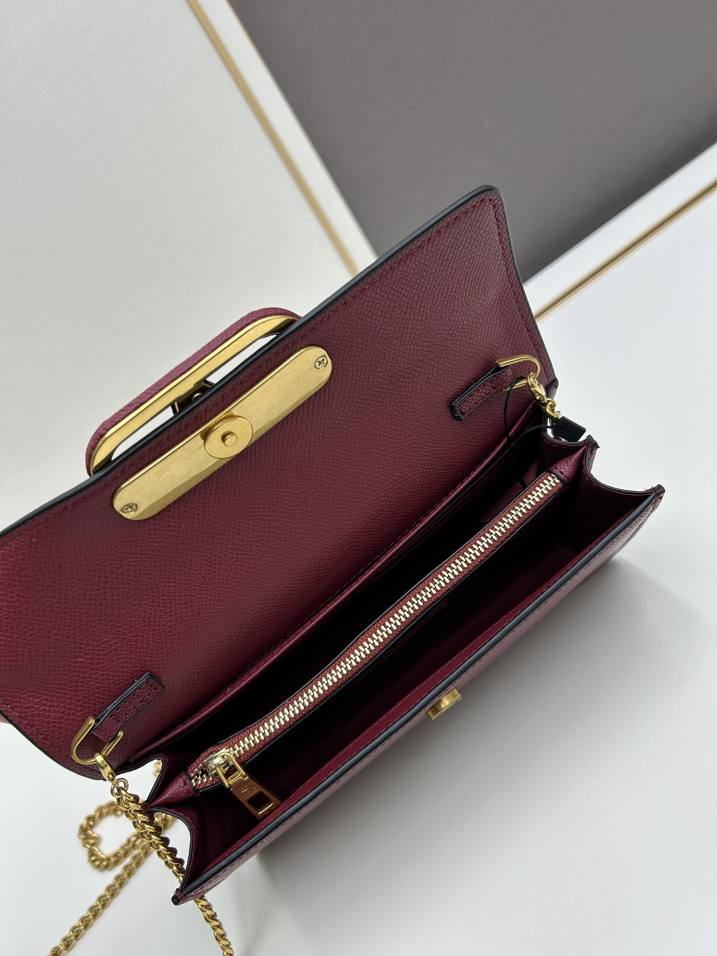 🆕新款小手包Valen**no新款手包，即可手拎也可肩背，多夹层内里设计，正面标志，翻盖饰磁铁扣，内设多