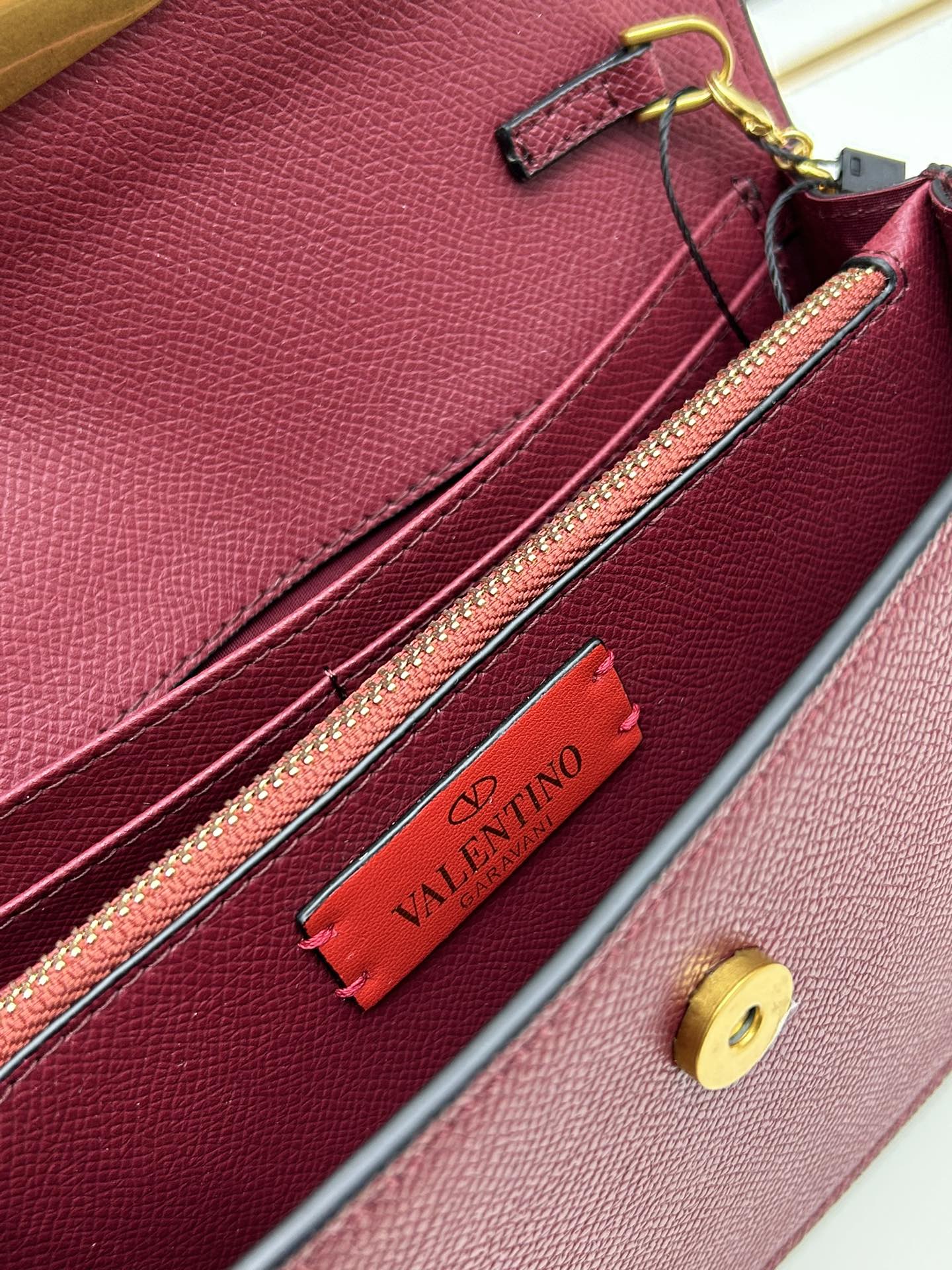 🆕新款小手包Valen**no新款手包，即可手拎也可肩背，多夹层内里设计，正面标志，翻盖饰磁铁扣，内设多