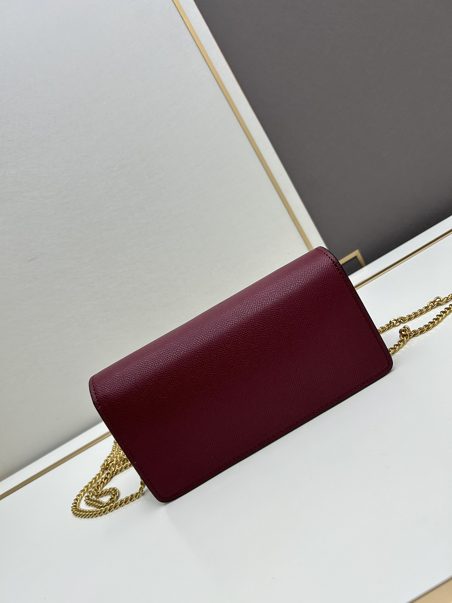 🆕新款小手包Valen**no新款手包，即可手拎也可肩背，多夹层内里设计，正面标志，翻盖饰磁铁扣，内设多