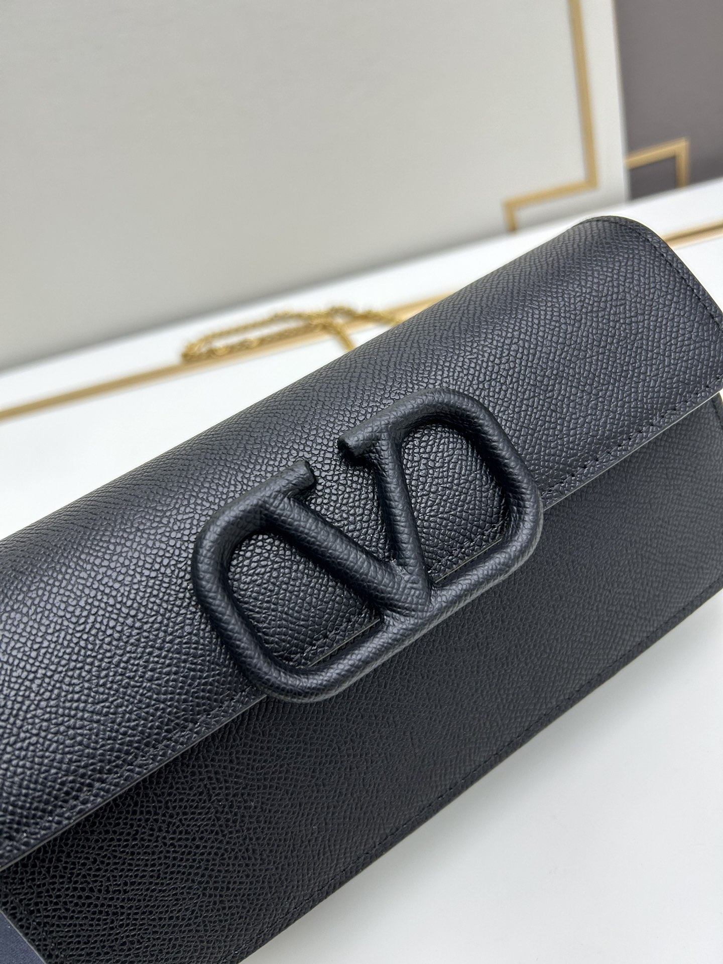 🆕新款小手包Valen**no新款手包，即可手拎也可肩背，多夹层内里设计，正面标志，翻盖饰磁铁扣，内设多