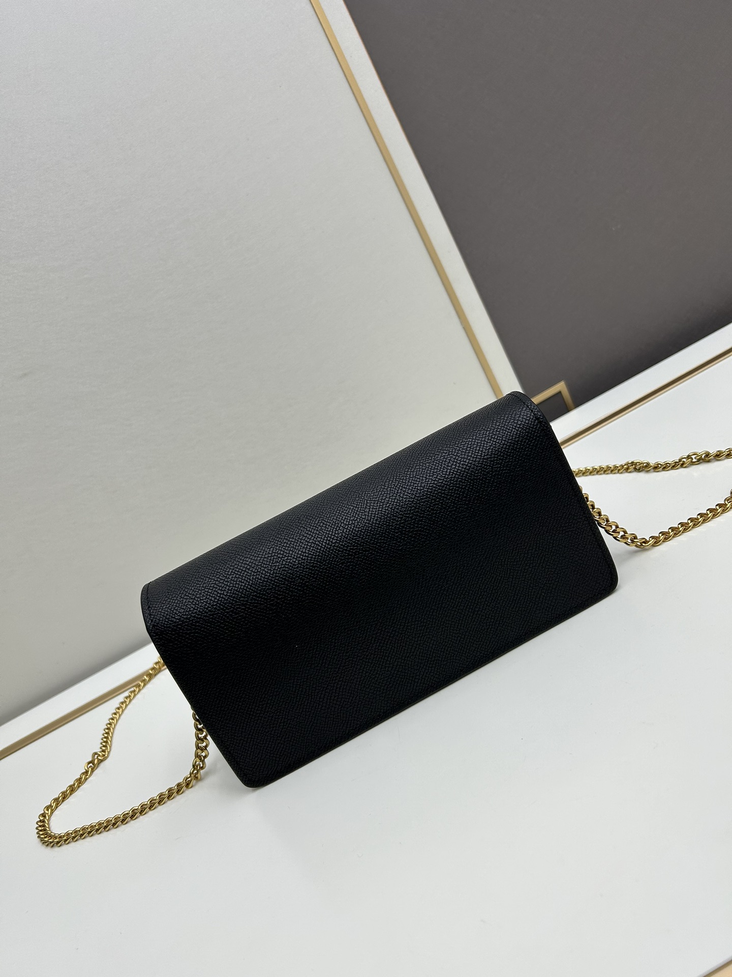 🆕新款小手包Valen**no新款手包，即可手拎也可肩背，多夹层内里设计，正面标志，翻盖饰磁铁扣，内设多