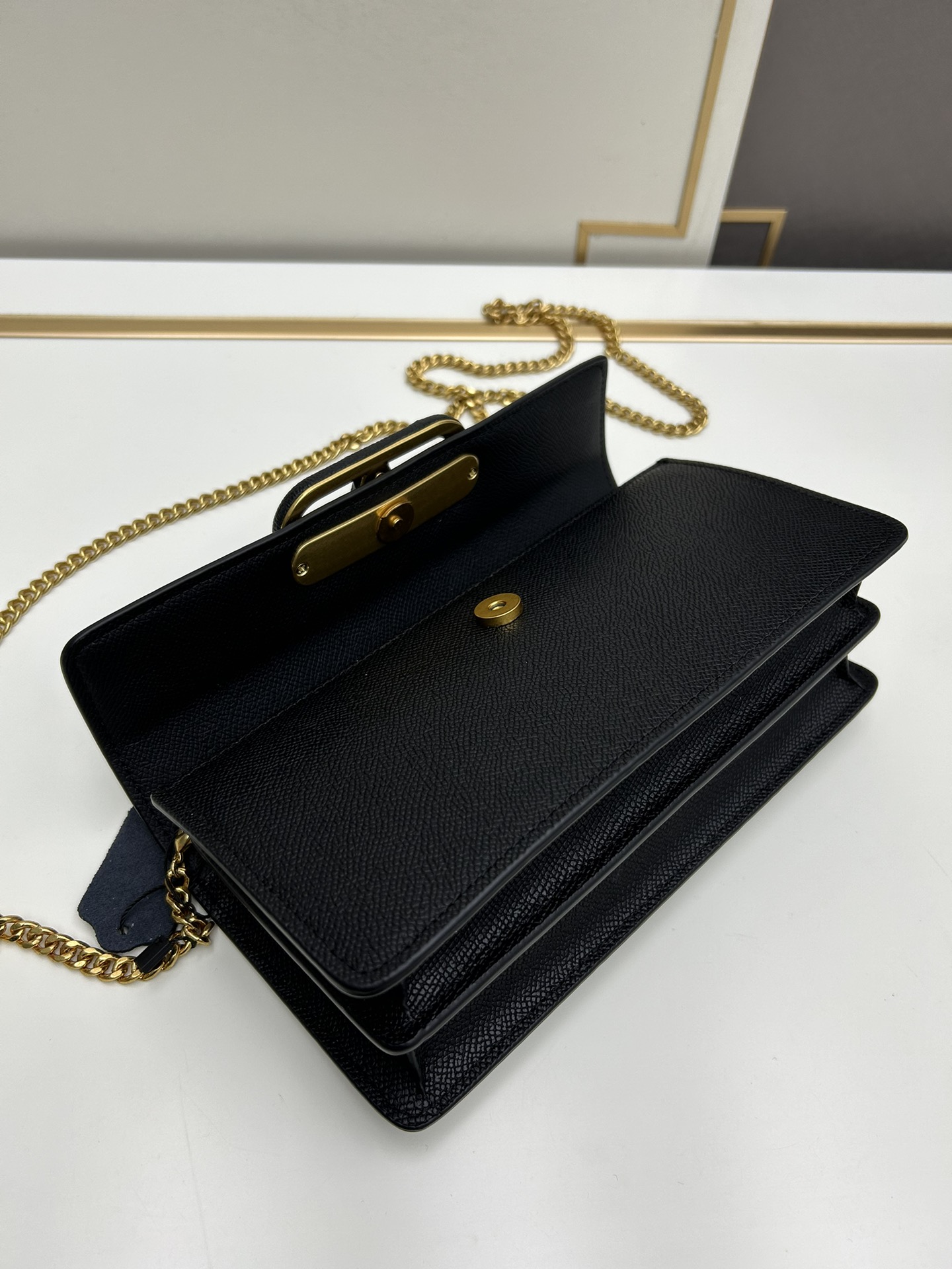 🆕新款小手包Valen**no新款手包，即可手拎也可肩背，多夹层内里设计，正面标志，翻盖饰磁铁扣，内设多