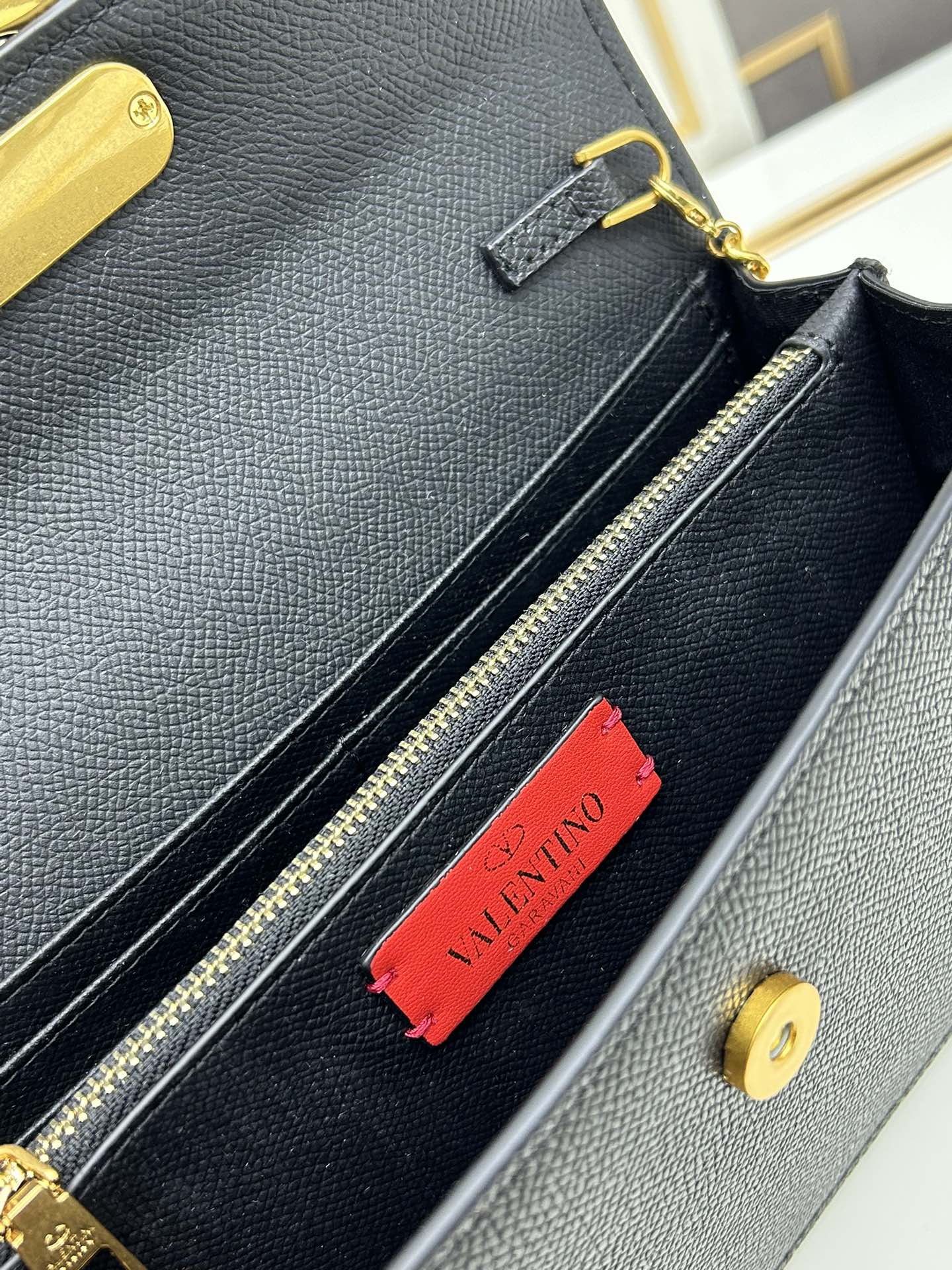 🆕新款小手包Valen**no新款手包，即可手拎也可肩背，多夹层内里设计，正面标志，翻盖饰磁铁扣，内设多