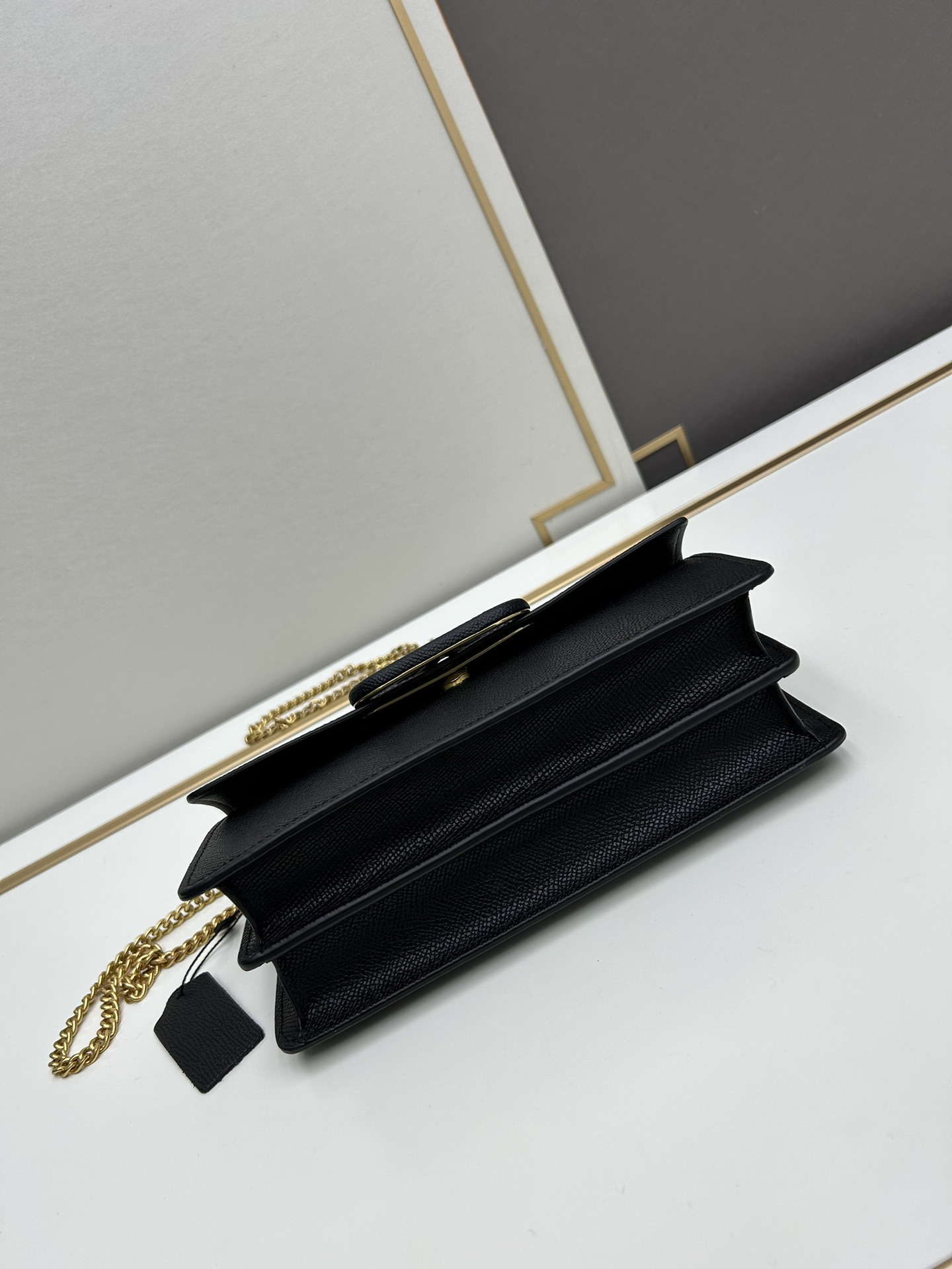 🆕新款小手包Valen**no新款手包，即可手拎也可肩背，多夹层内里设计，正面标志，翻盖饰磁铁扣，内设多