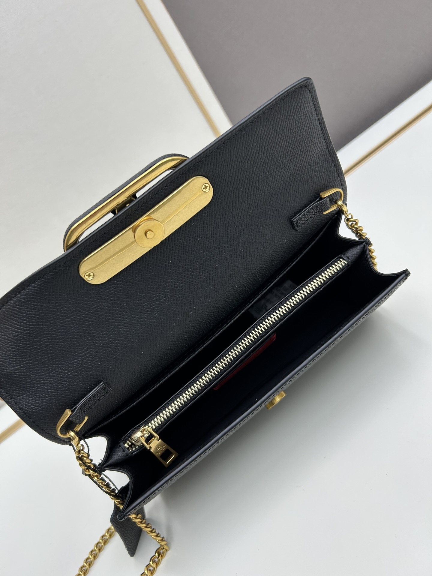 🆕新款小手包Valen**no新款手包，即可手拎也可肩背，多夹层内里设计，正面标志，翻盖饰磁铁扣，内设多