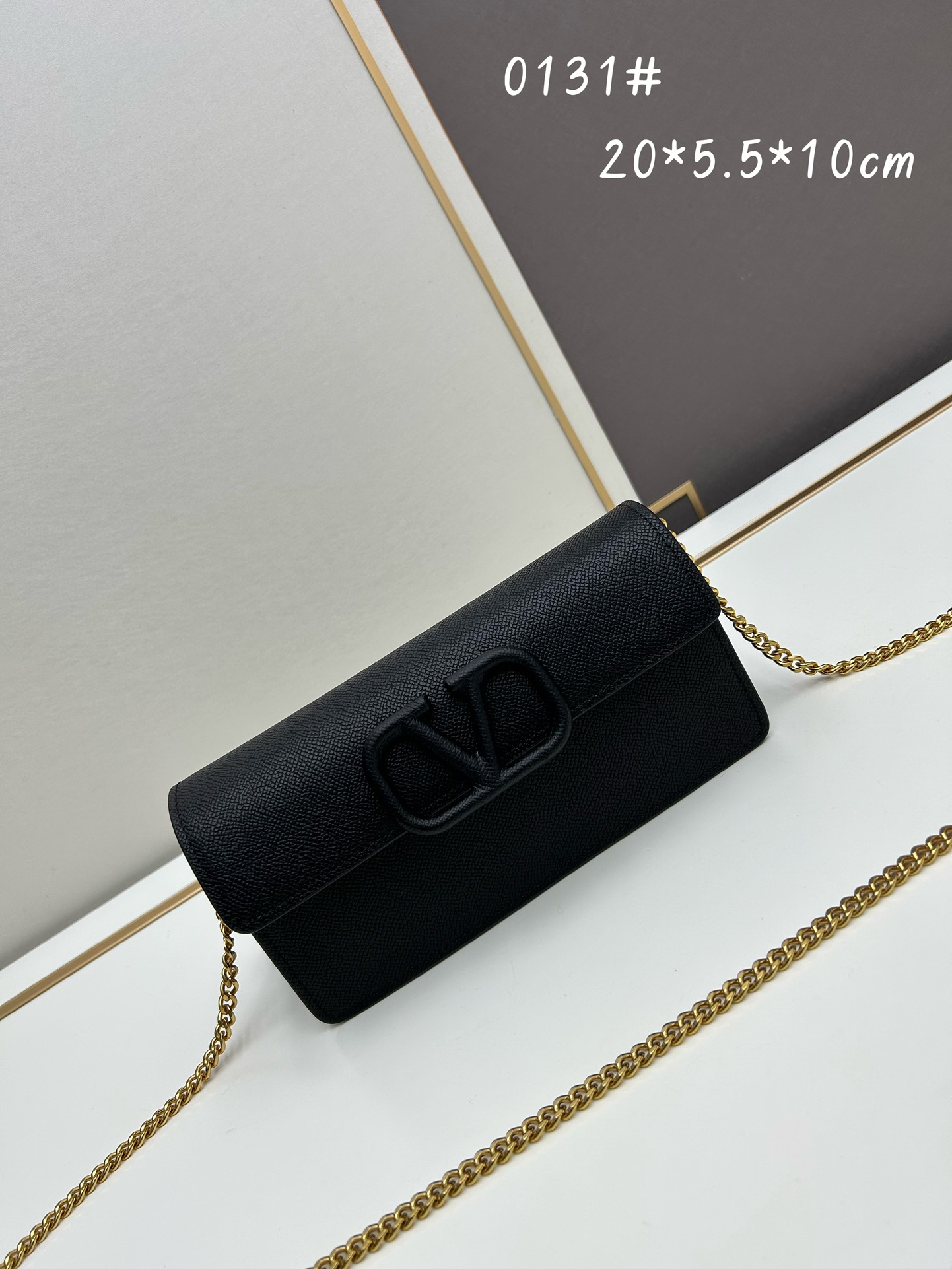 🆕新款小手包Valen**no新款手包，即可手拎也可肩背，多夹层内里设计，正面标志，翻盖饰磁铁扣，内设多