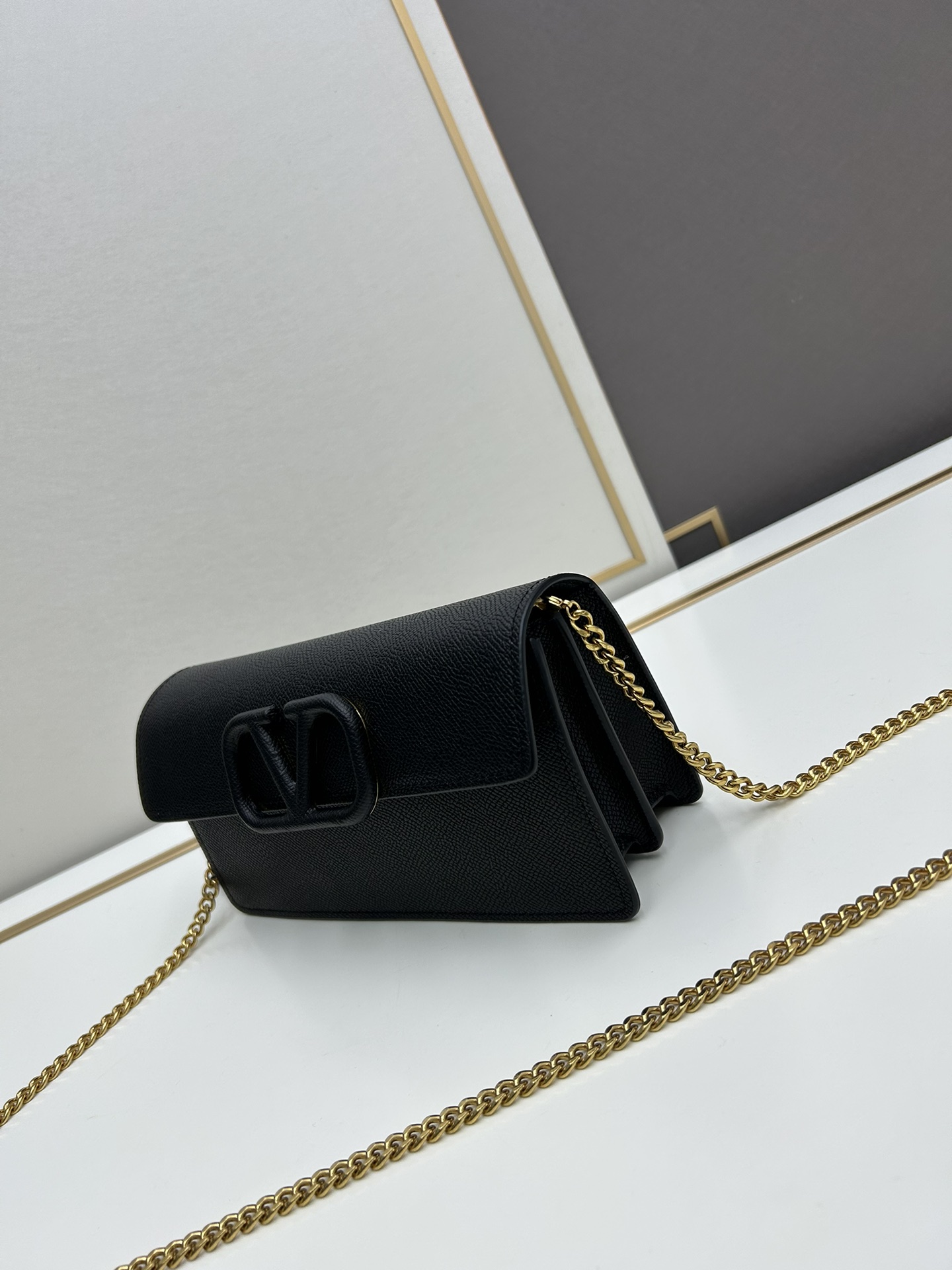 🆕新款小手包Valen**no新款手包，即可手拎也可肩背，多夹层内里设计，正面标志，翻盖饰磁铁扣，内设多