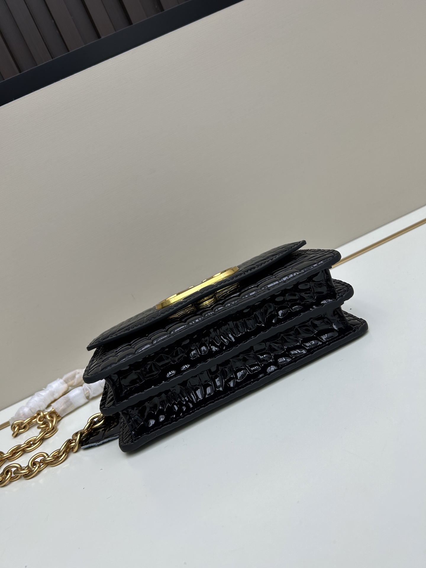 配盒子小号 🆕VA GARAVANI VAIN 新款 小牛皮手袋配以金属VLOGO SIGNATURE 