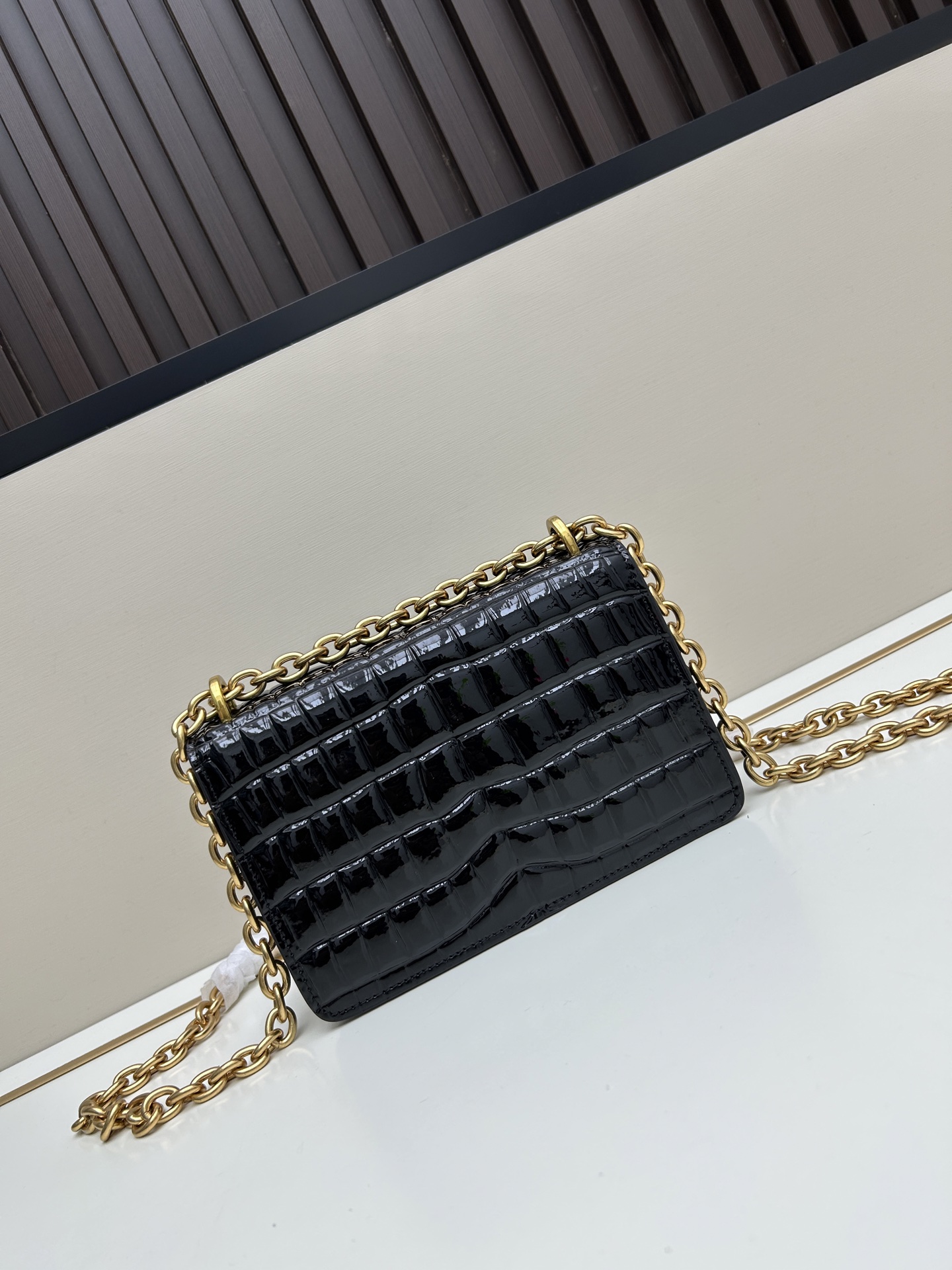 配盒子小号 🆕VA GARAVANI VAIN 新款 小牛皮手袋配以金属VLOGO SIGNATURE 