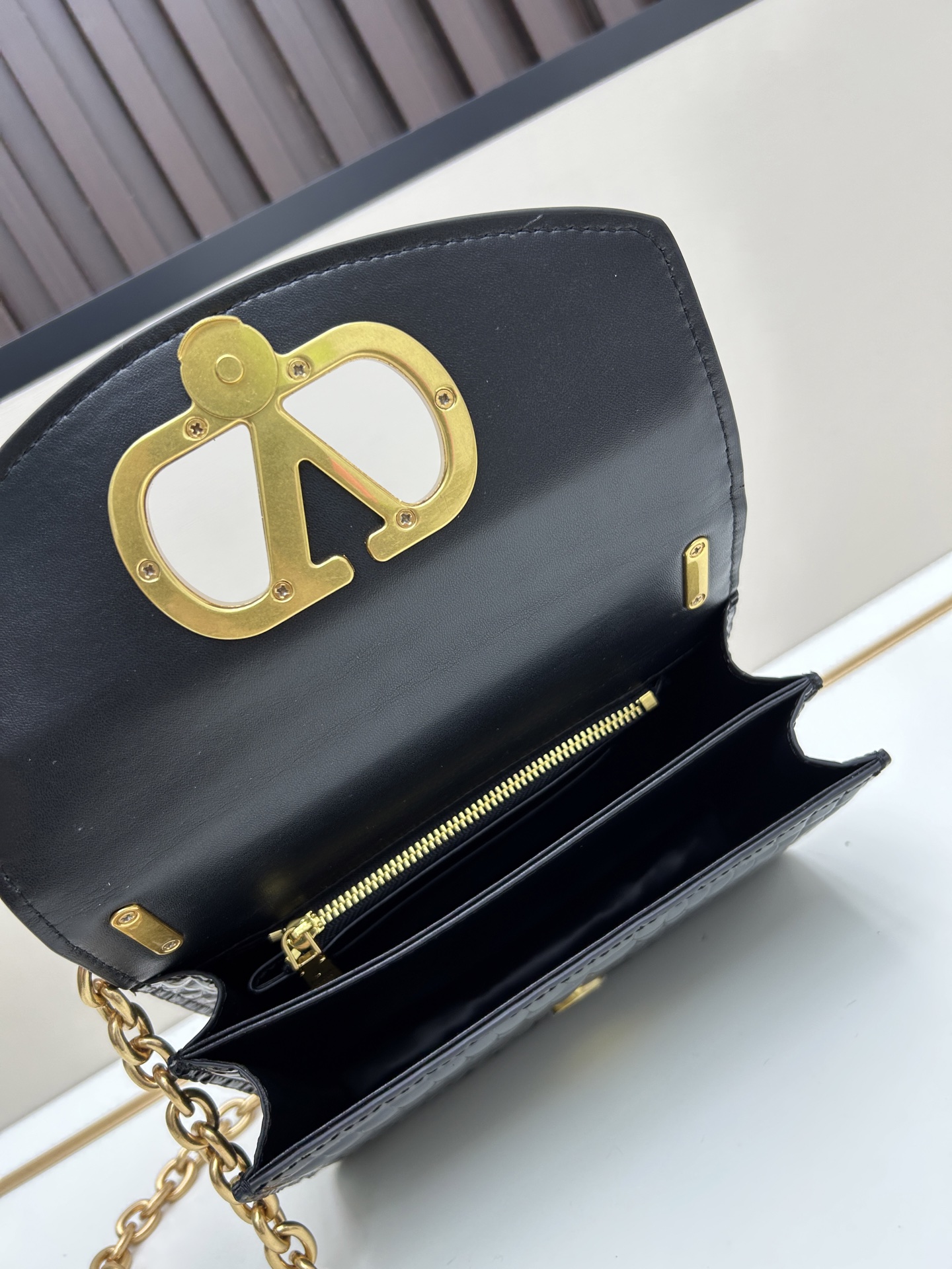 配盒子小号 🆕VA GARAVANI VAIN 新款 小牛皮手袋配以金属VLOGO SIGNATURE 