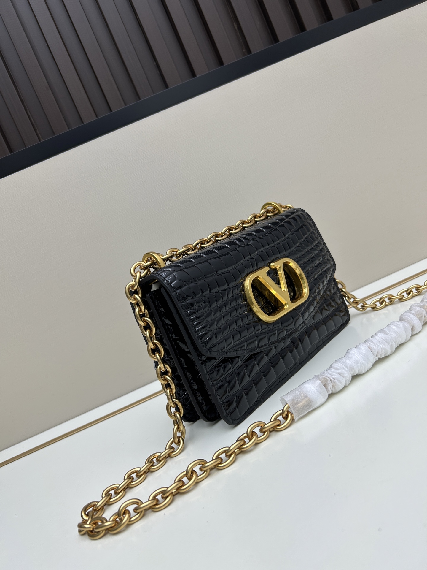 配盒子小号 🆕VA GARAVANI VAIN 新款 小牛皮手袋配以金属VLOGO SIGNATURE 