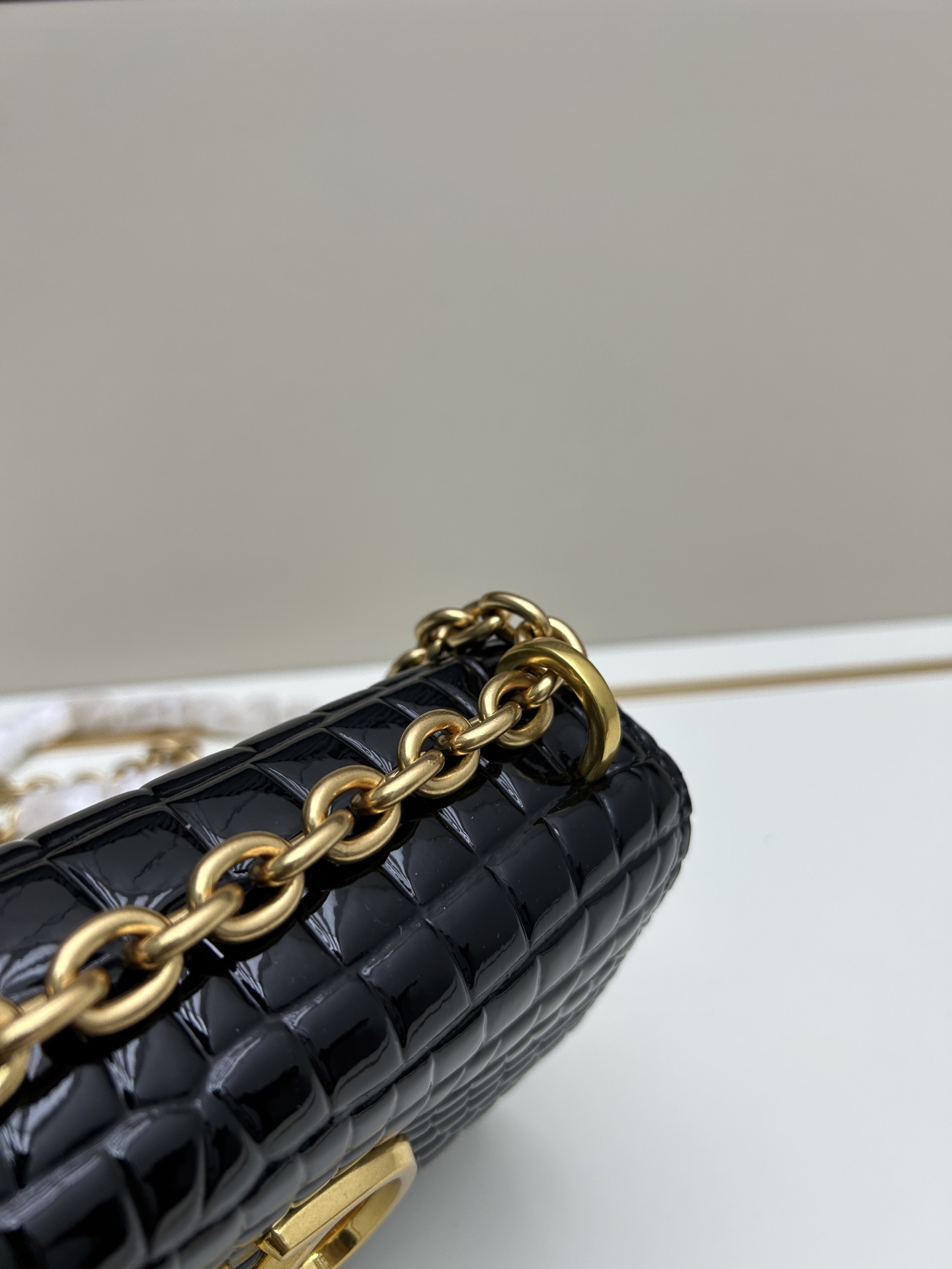 配盒子小号 🆕VA GARAVANI VAIN 新款 小牛皮手袋配以金属VLOGO SIGNATURE 