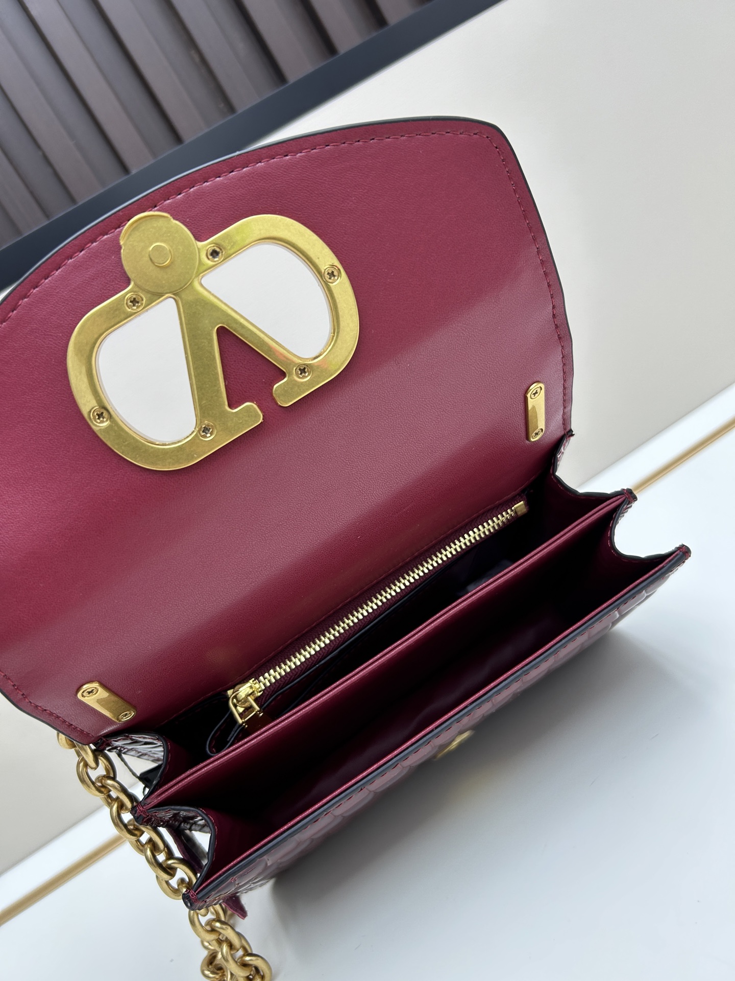 配盒子小号 🆕VA GARAVANI VAIN 新款 小牛皮手袋配以金属VLOGO SIGNATURE 