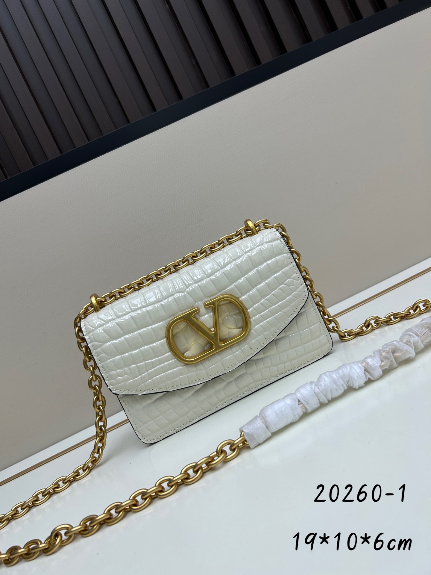 配盒子小号 🆕VA GARAVANI VAIN 新款 小牛皮手袋配以金属VLOGO SIGNATURE 