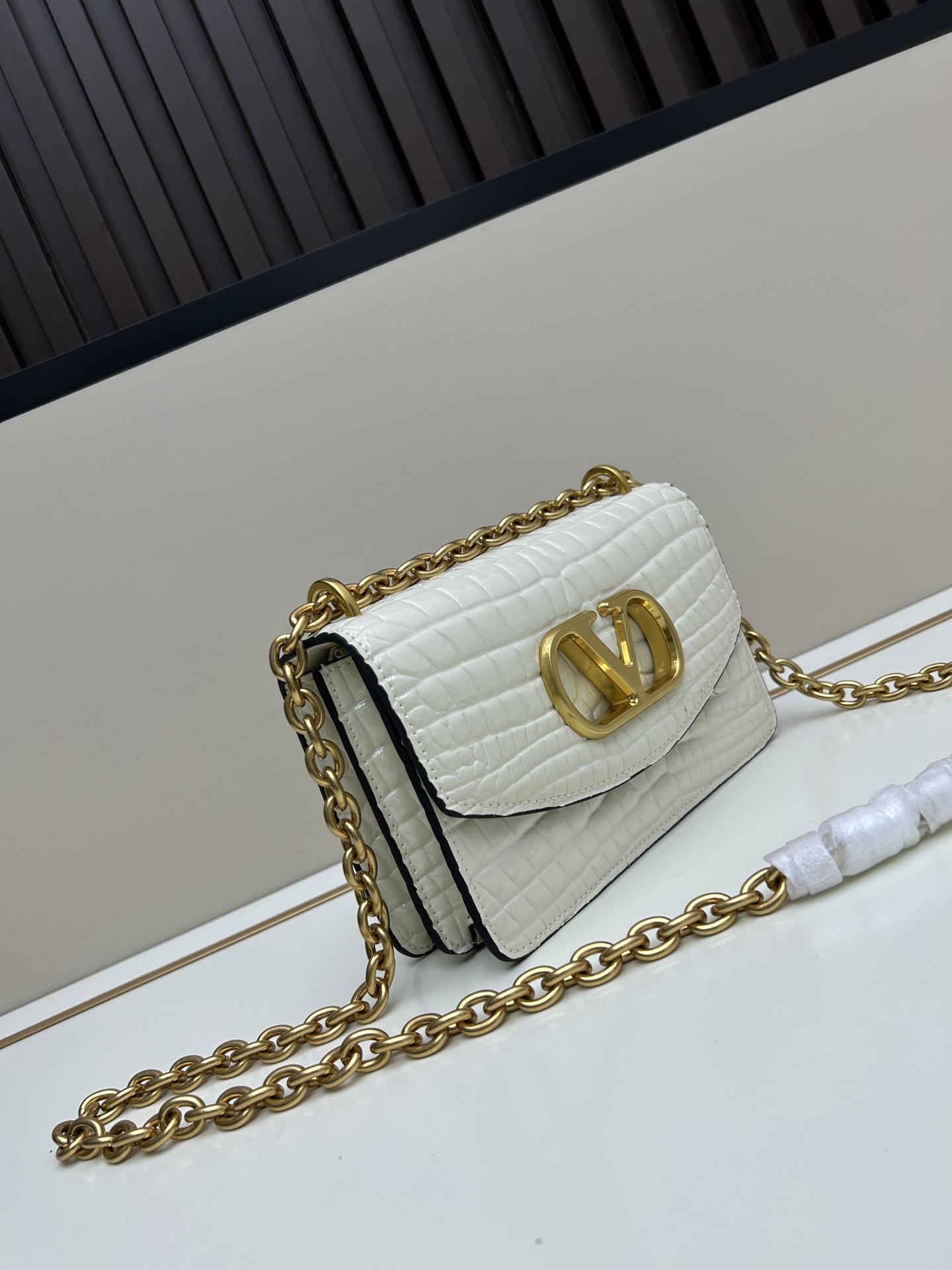 配盒子小号 🆕VA GARAVANI VAIN 新款 小牛皮手袋配以金属VLOGO SIGNATURE 