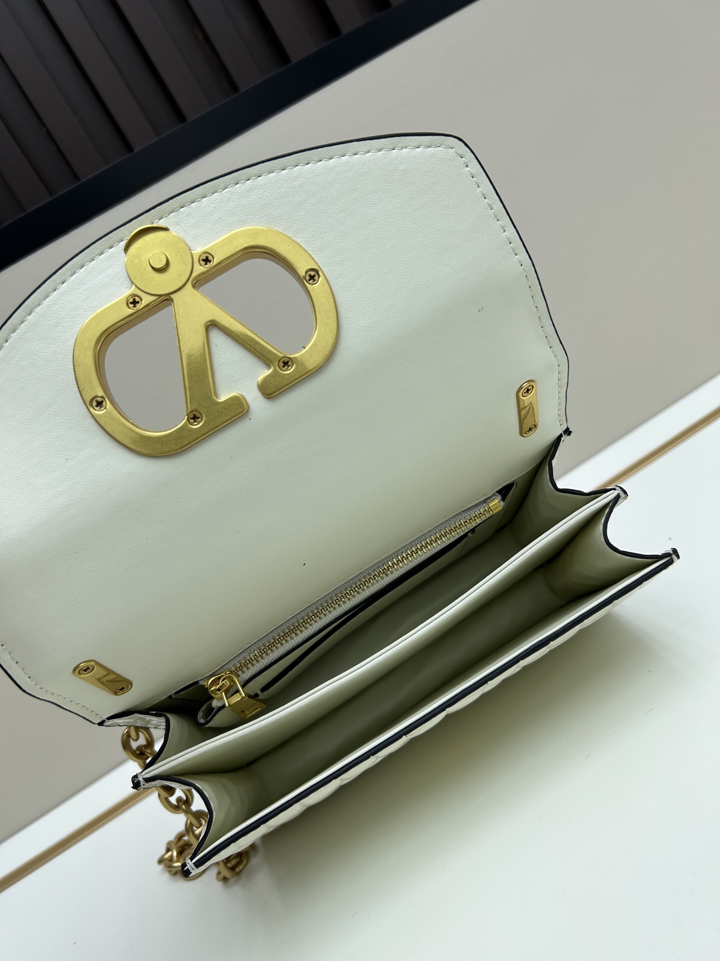 配盒子小号 🆕VA GARAVANI VAIN 新款 小牛皮手袋配以金属VLOGO SIGNATURE 