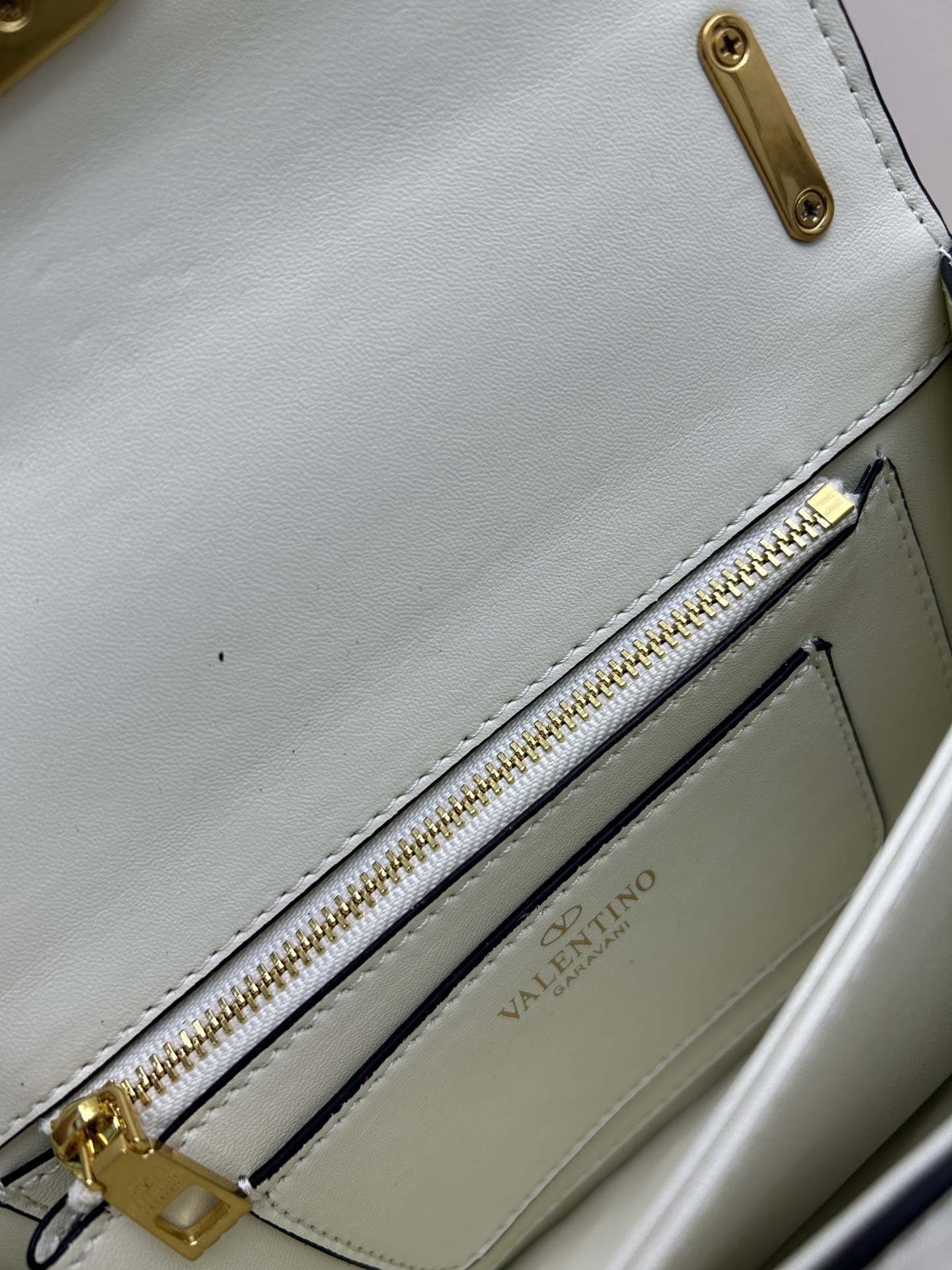 配盒子小号 🆕VA GARAVANI VAIN 新款 小牛皮手袋配以金属VLOGO SIGNATURE 