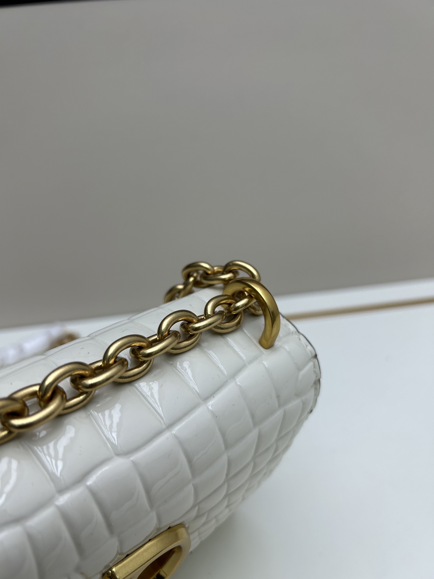 配盒子小号 🆕VA GARAVANI VAIN 新款 小牛皮手袋配以金属VLOGO SIGNATURE 