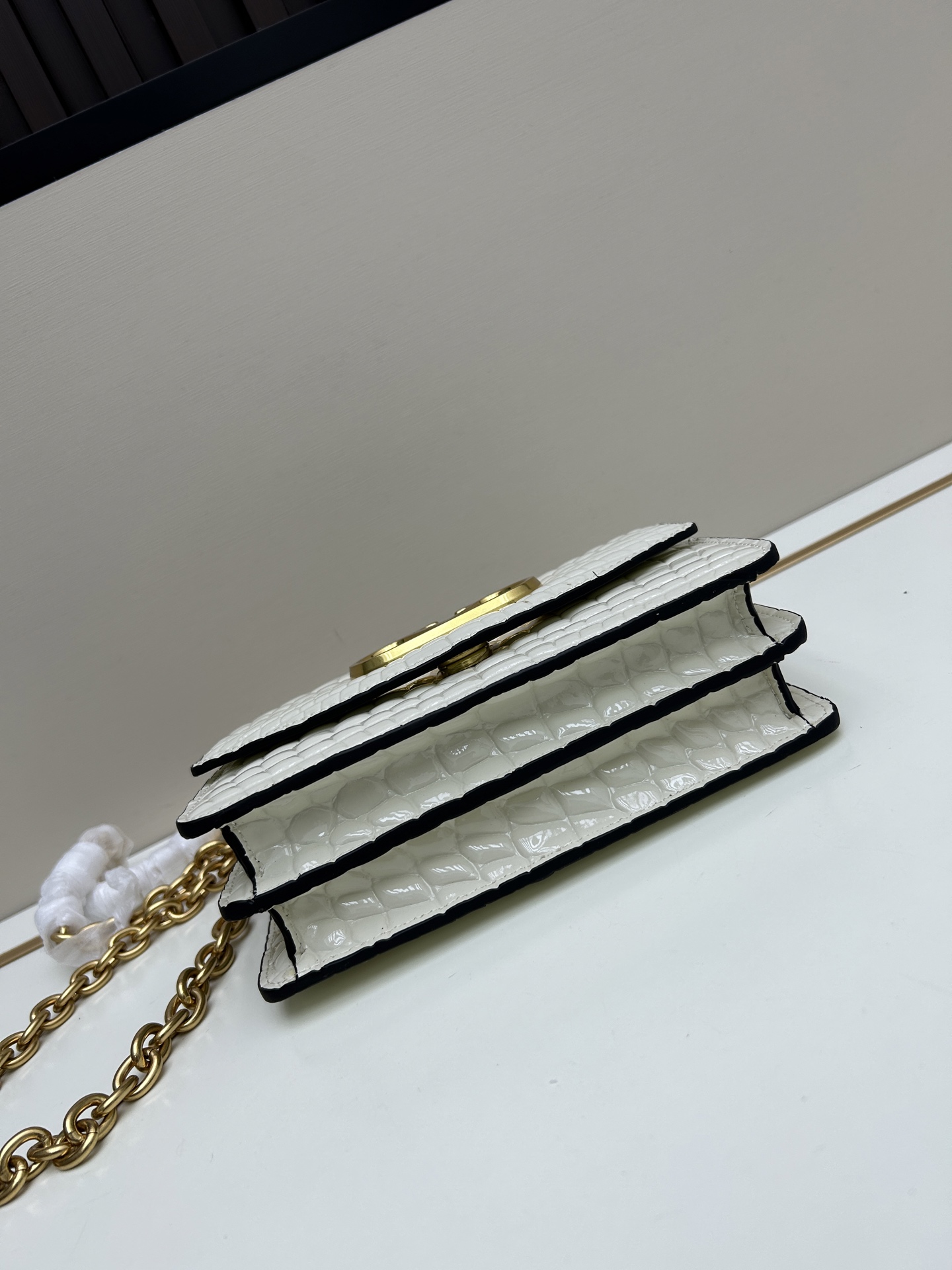 配盒子小号 🆕VA GARAVANI VAIN 新款 小牛皮手袋配以金属VLOGO SIGNATURE 