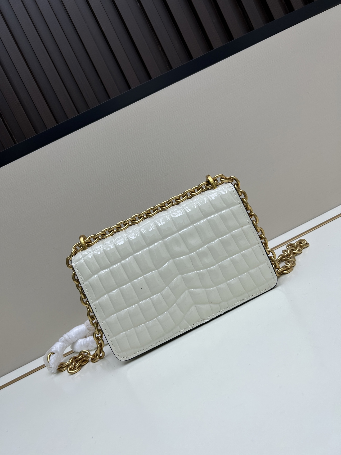 配盒子小号 🆕VA GARAVANI VAIN 新款 小牛皮手袋配以金属VLOGO SIGNATURE 