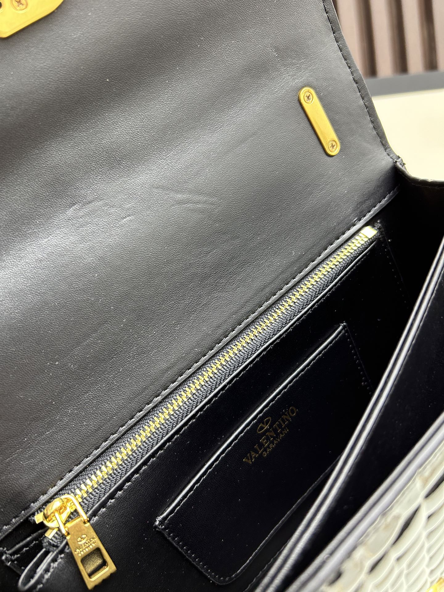 配盒子大号 🆕VA GARAVANI VAIN 新款 小牛皮手袋配以金属VLOGO SIGNATURE 