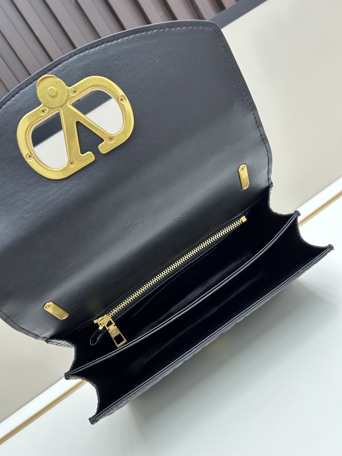 配盒子大号 🆕VA GARAVANI VAIN 新款 小牛皮手袋配以金属VLOGO SIGNATURE 