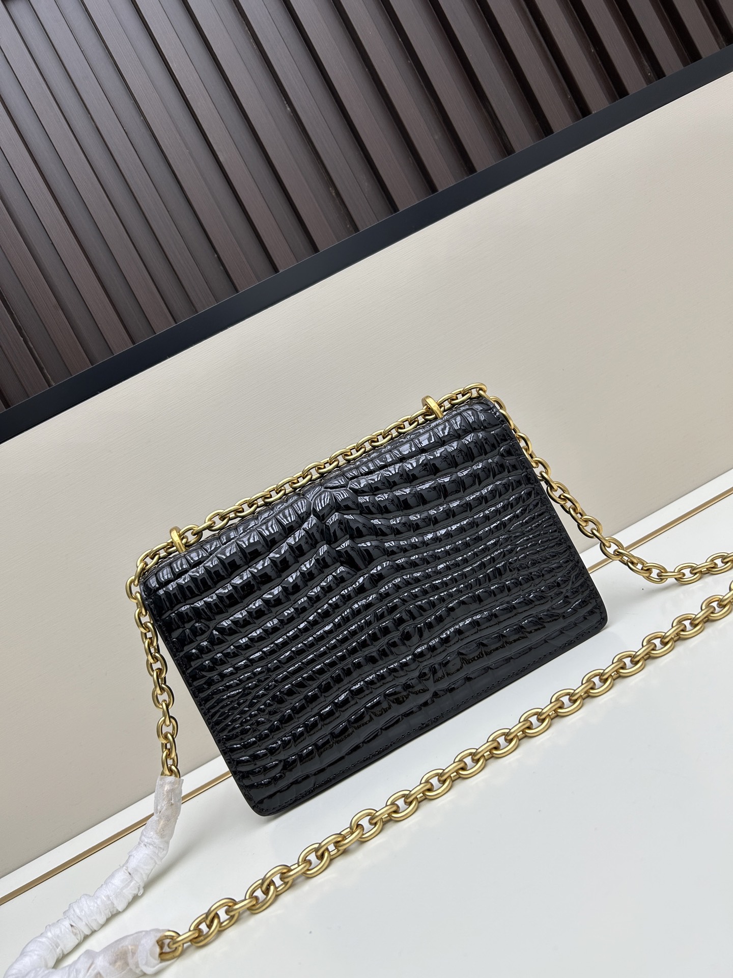 配盒子大号 🆕VA GARAVANI VAIN 新款 小牛皮手袋配以金属VLOGO SIGNATURE 