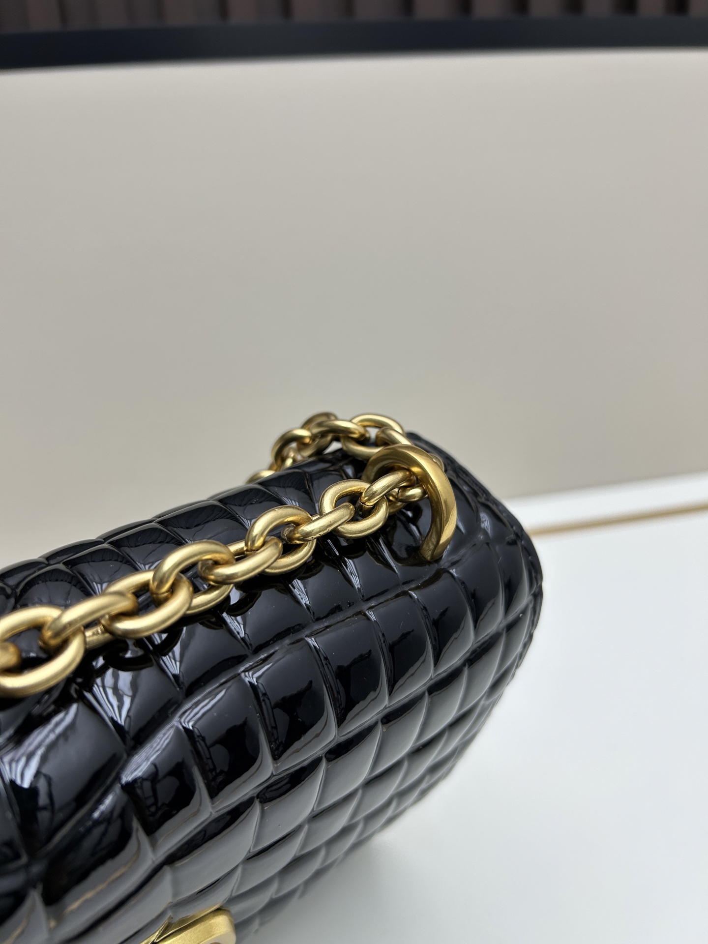 配盒子大号 🆕VA GARAVANI VAIN 新款 小牛皮手袋配以金属VLOGO SIGNATURE 