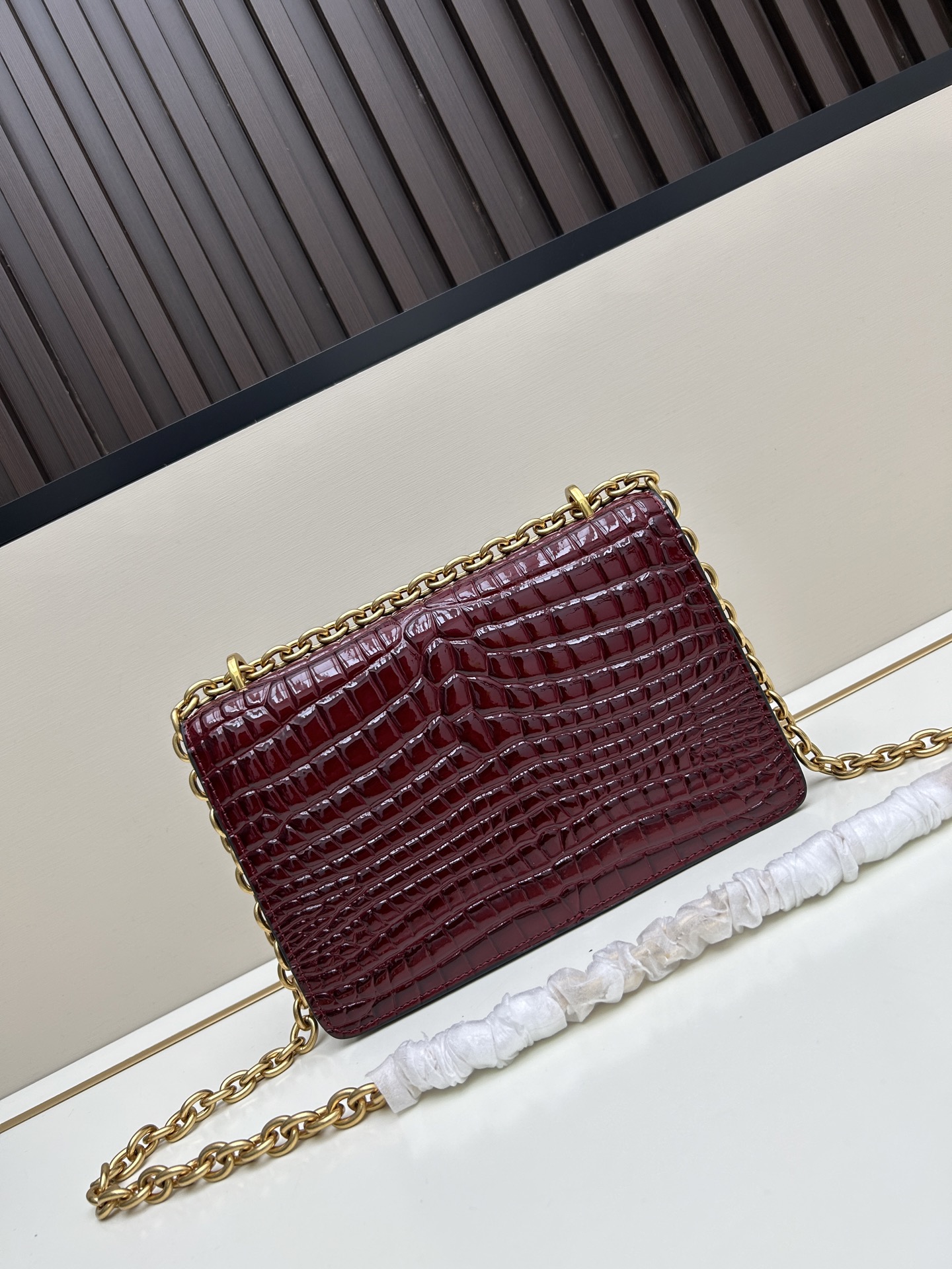 配盒子大号 🆕VA GARAVANI VAIN 新款 小牛皮手袋配以金属VLOGO SIGNATURE 