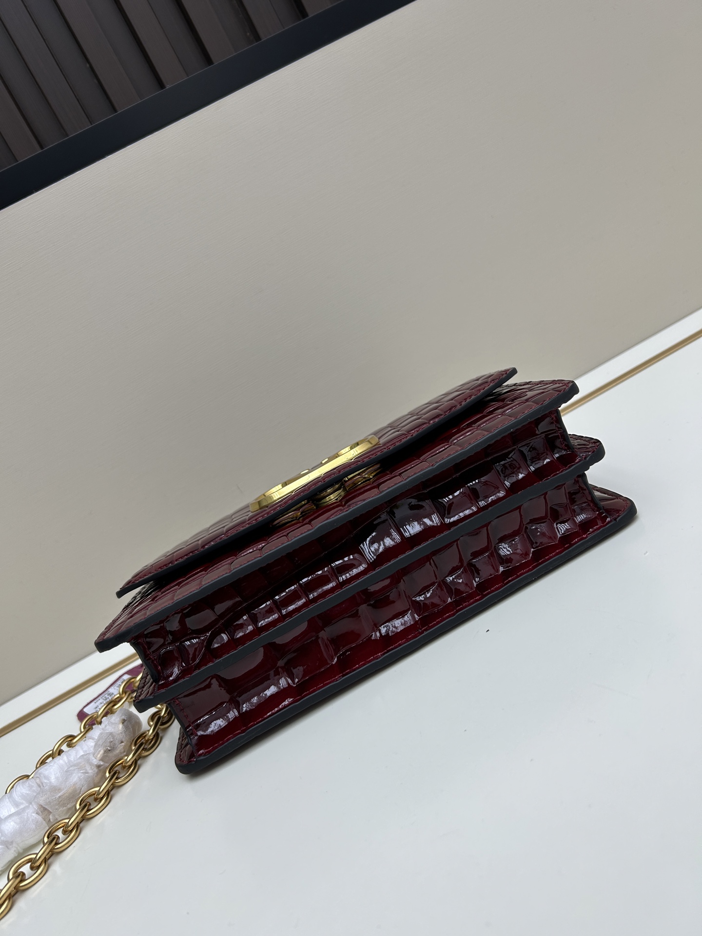 配盒子大号 🆕VA GARAVANI VAIN 新款 小牛皮手袋配以金属VLOGO SIGNATURE 